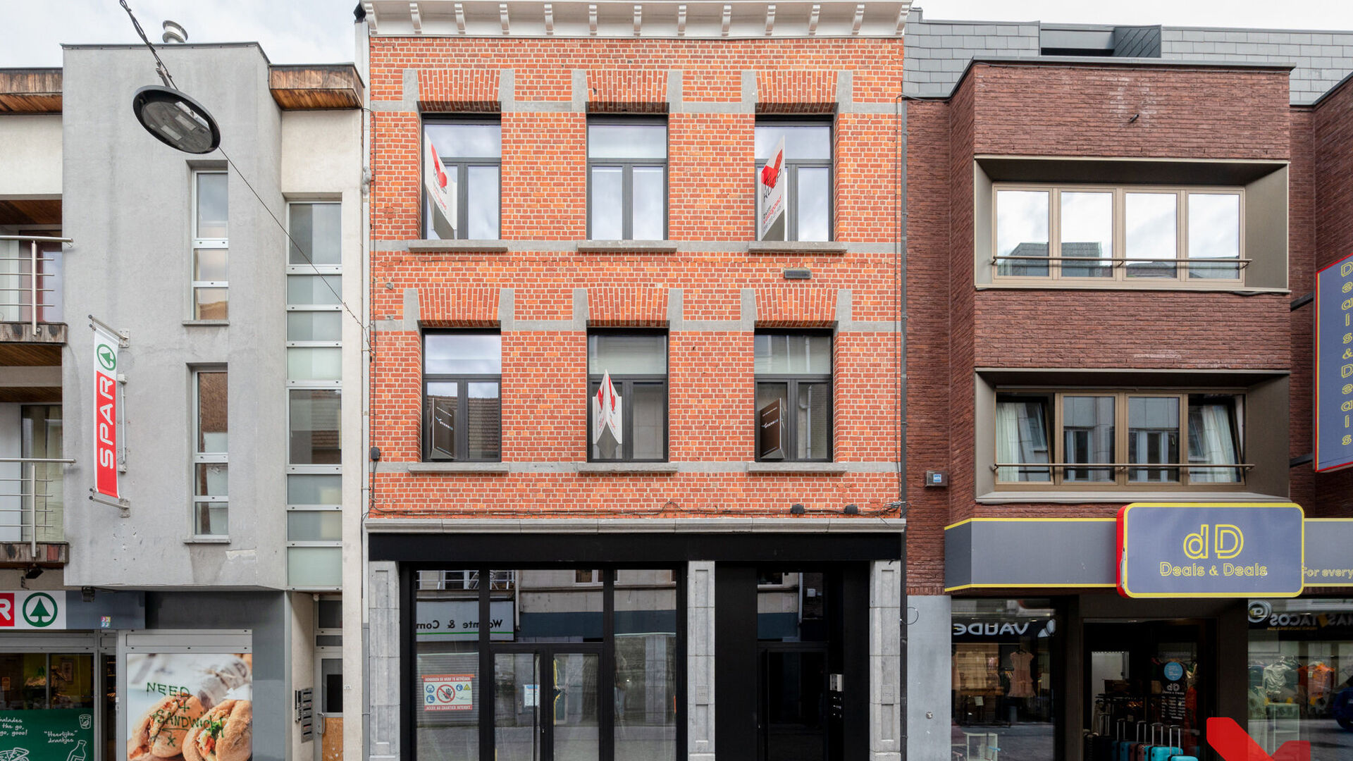 This renovated building (almost new construction) includes a trade, a one-bedroom flat with outdoor space and 10 student rooms own sanitary facilities renovated to state-of-the-art standards. Behind the authentic façade, this project was completely gutte