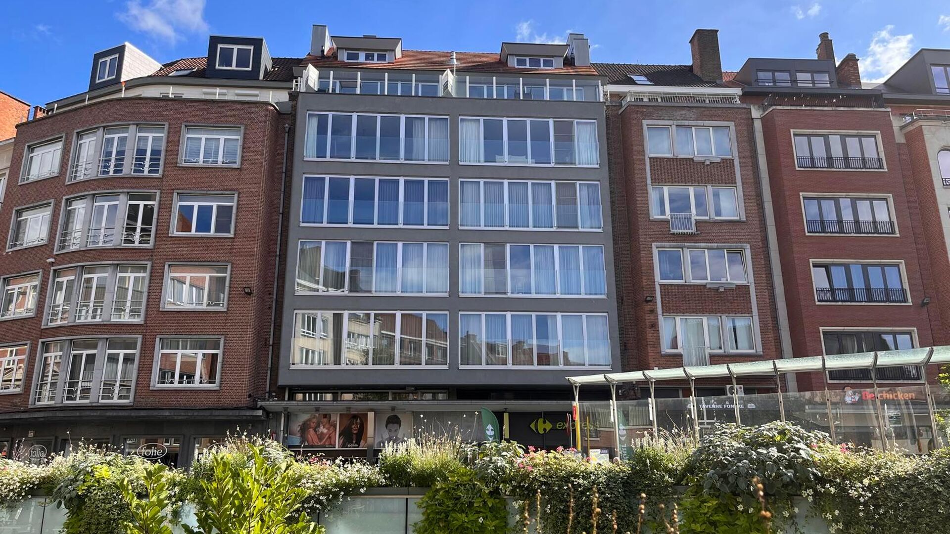 Situé sur la place Rector De Somerplein, l'une des plus belles places de Louvain, l'appartement est situé au troisième étage avec une belle vue sur la place et le grand marché. La propriété dispose d'un espace de vie spacieux, d'une cuisine ouverte