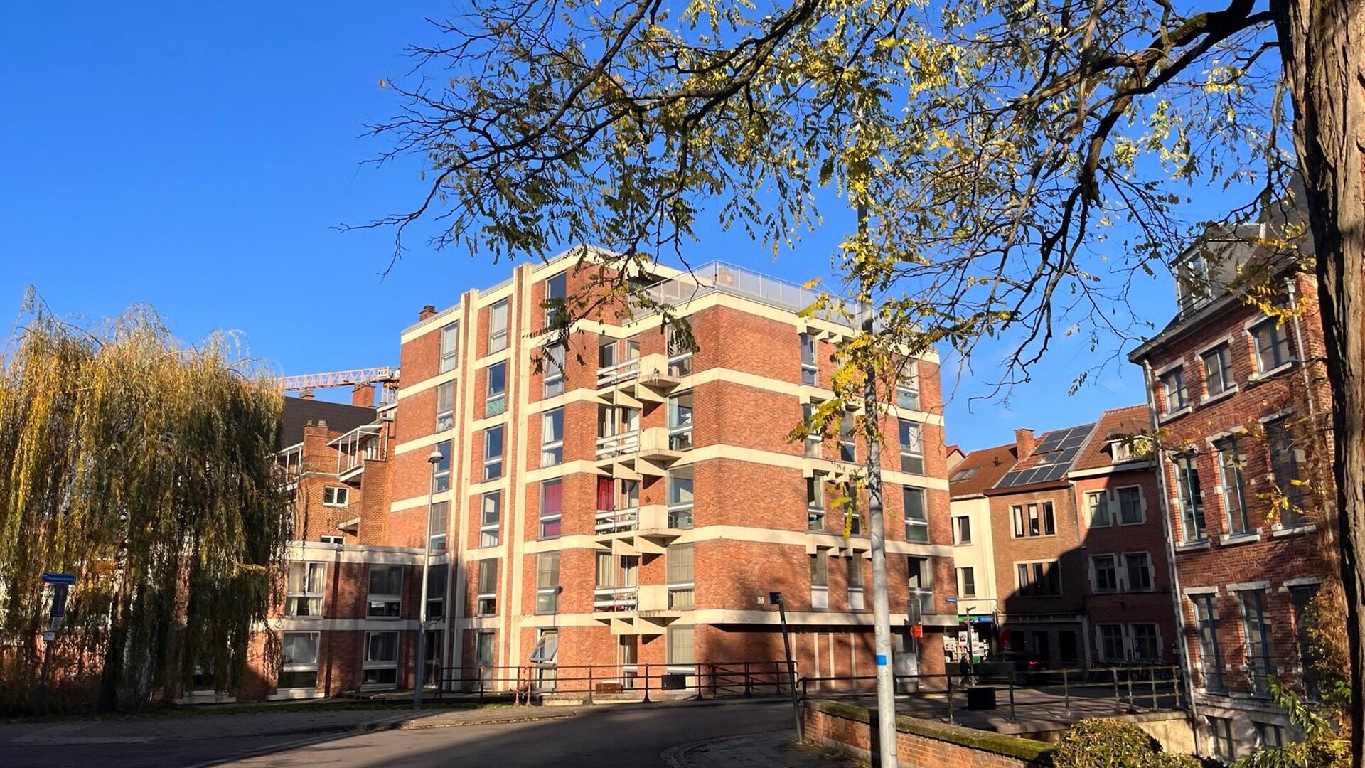 Cet appartement est situé au quatrième étage de la résidence Geertrui, dans un endroit calme. Il comprend un hall d'entrée avec des toilettes séparées, un espace de vie lumineux et une cuisine adjacente bien équipée. A l'arrière, 2 chambres à c