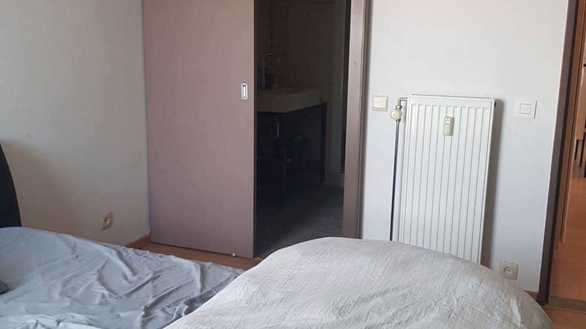 Cet appartement est situé au quatrième étage de la résidence Geertrui, dans un endroit calme. Il comprend un hall d'entrée avec des toilettes séparées, un espace de vie lumineux et une cuisine adjacente bien équipée. A l'arrière, 2 chambres à c