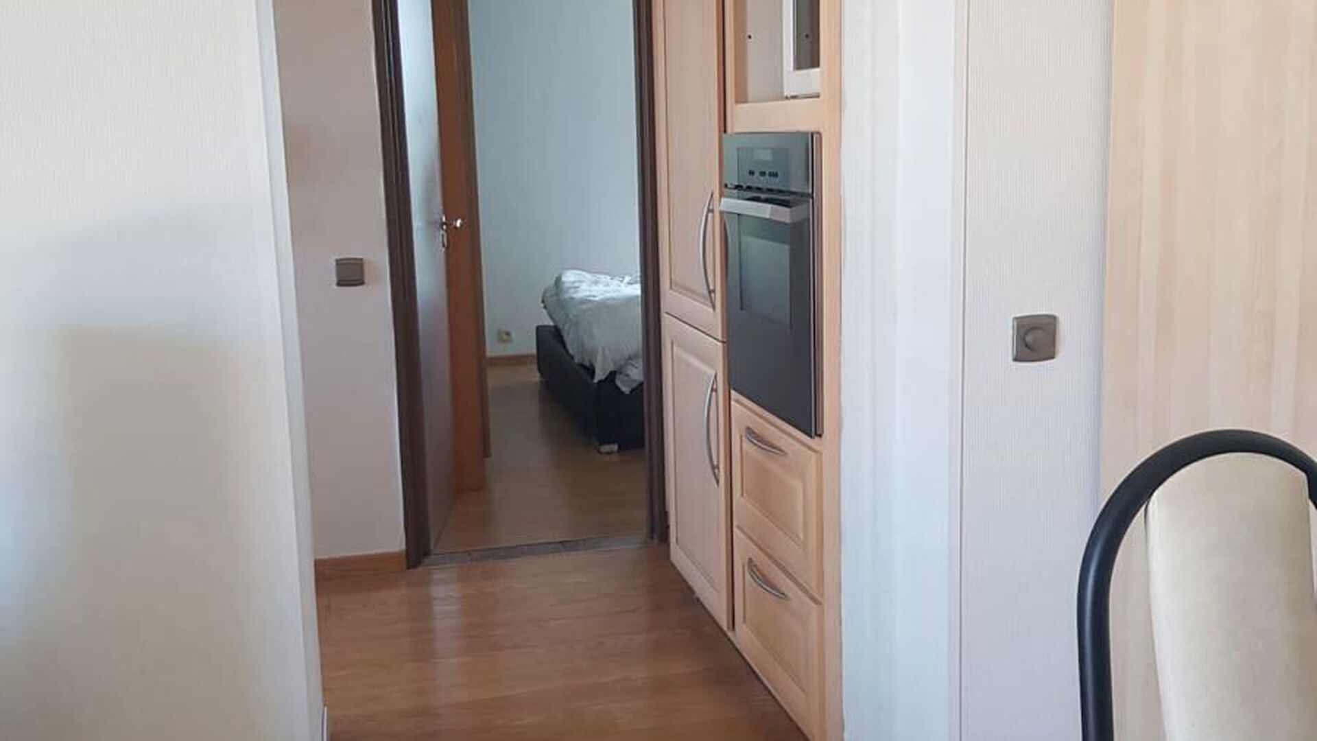 Cet appartement est situé au quatrième étage de la résidence Geertrui, dans un endroit calme. Il comprend un hall d'entrée avec des toilettes séparées, un espace de vie lumineux et une cuisine adjacente bien équipée. A l'arrière, 2 chambres à c