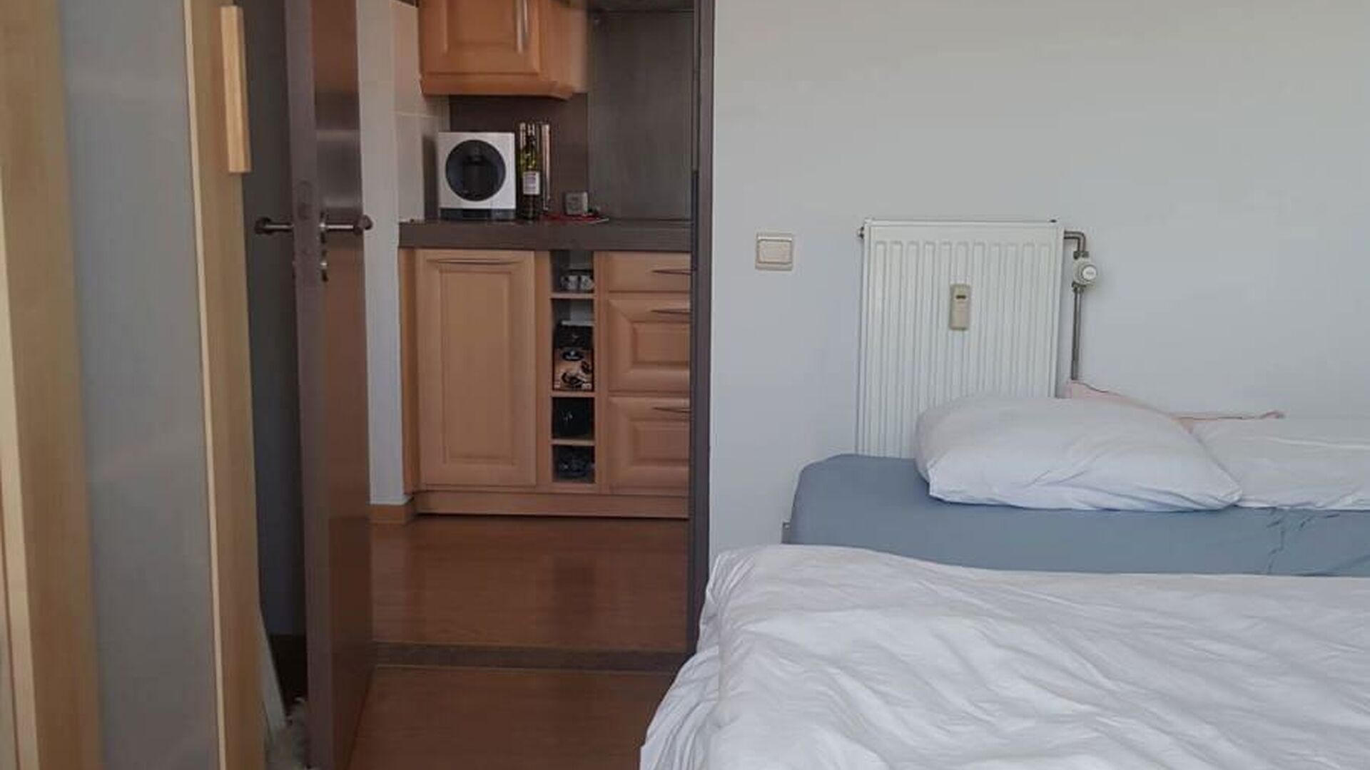 Cet appartement est situé au quatrième étage de la résidence Geertrui, dans un endroit calme. Il comprend un hall d'entrée avec des toilettes séparées, un espace de vie lumineux et une cuisine adjacente bien équipée. A l'arrière, 2 chambres à c