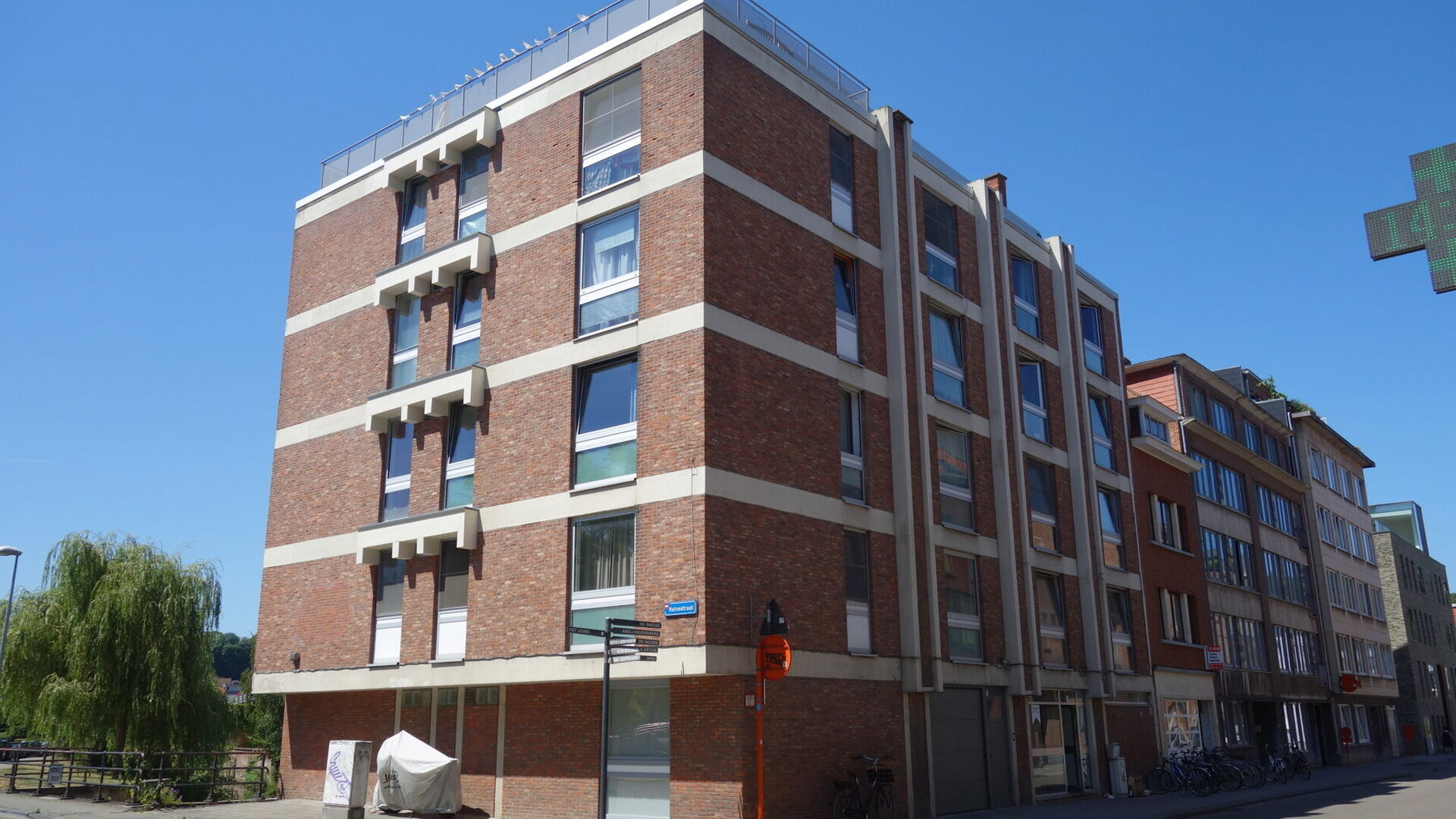 Cet appartement est situé au quatrième étage de la résidence Geertrui, dans un endroit calme. Il comprend un hall d'entrée avec des toilettes séparées, un espace de vie lumineux et une cuisine adjacente bien équipée. A l'arrière, 2 chambres à c