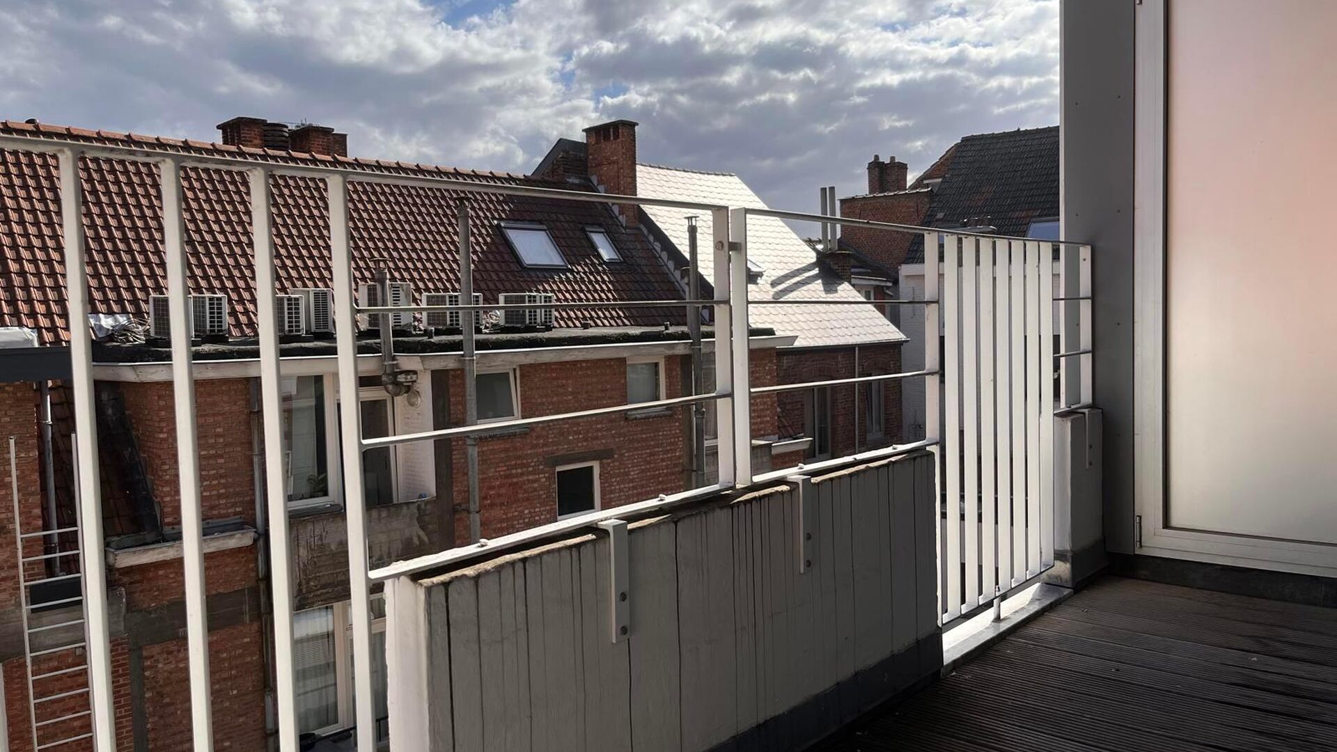 Situé sur la place Rector De Somerplein, l'une des plus belles places de Louvain, l'appartement est situé au troisième étage avec une belle vue sur la place et le grand marché. La propriété dispose d'un espace de vie spacieux, d'une cuisine ouverte