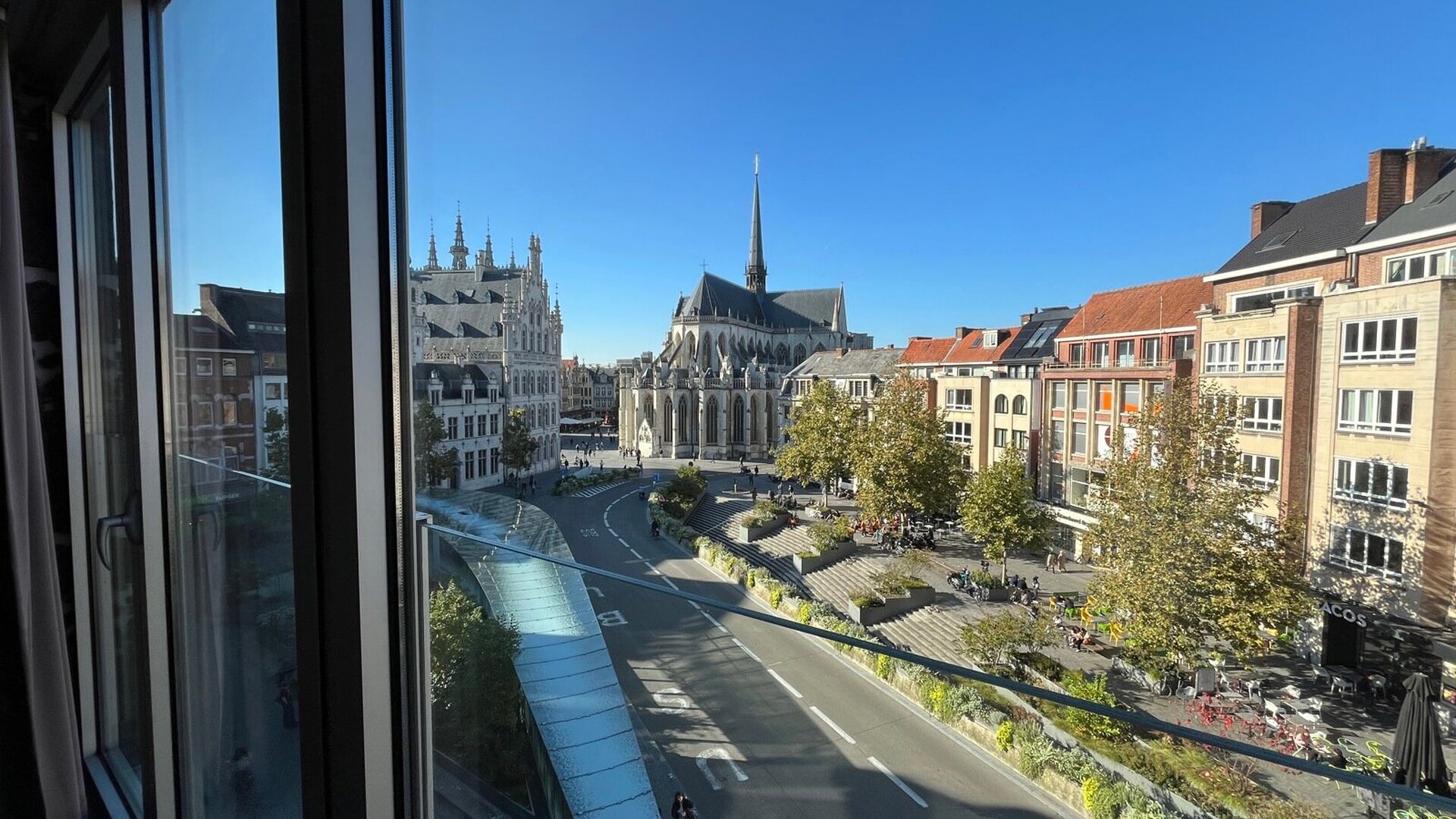 Situé sur la place Rector De Somerplein, l'une des plus belles places de Louvain, l'appartement est situé au troisième étage avec une belle vue sur la place et le grand marché. La propriété dispose d'un espace de vie spacieux, d'une cuisine ouverte