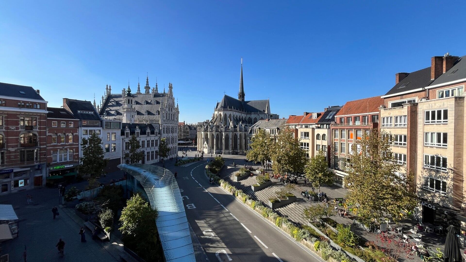 Situé sur la place Rector De Somerplein, l'une des plus belles places de Louvain, l'appartement est situé au troisième étage avec une belle vue sur la place et le grand marché. La propriété dispose d'un espace de vie spacieux, d'une cuisine ouverte