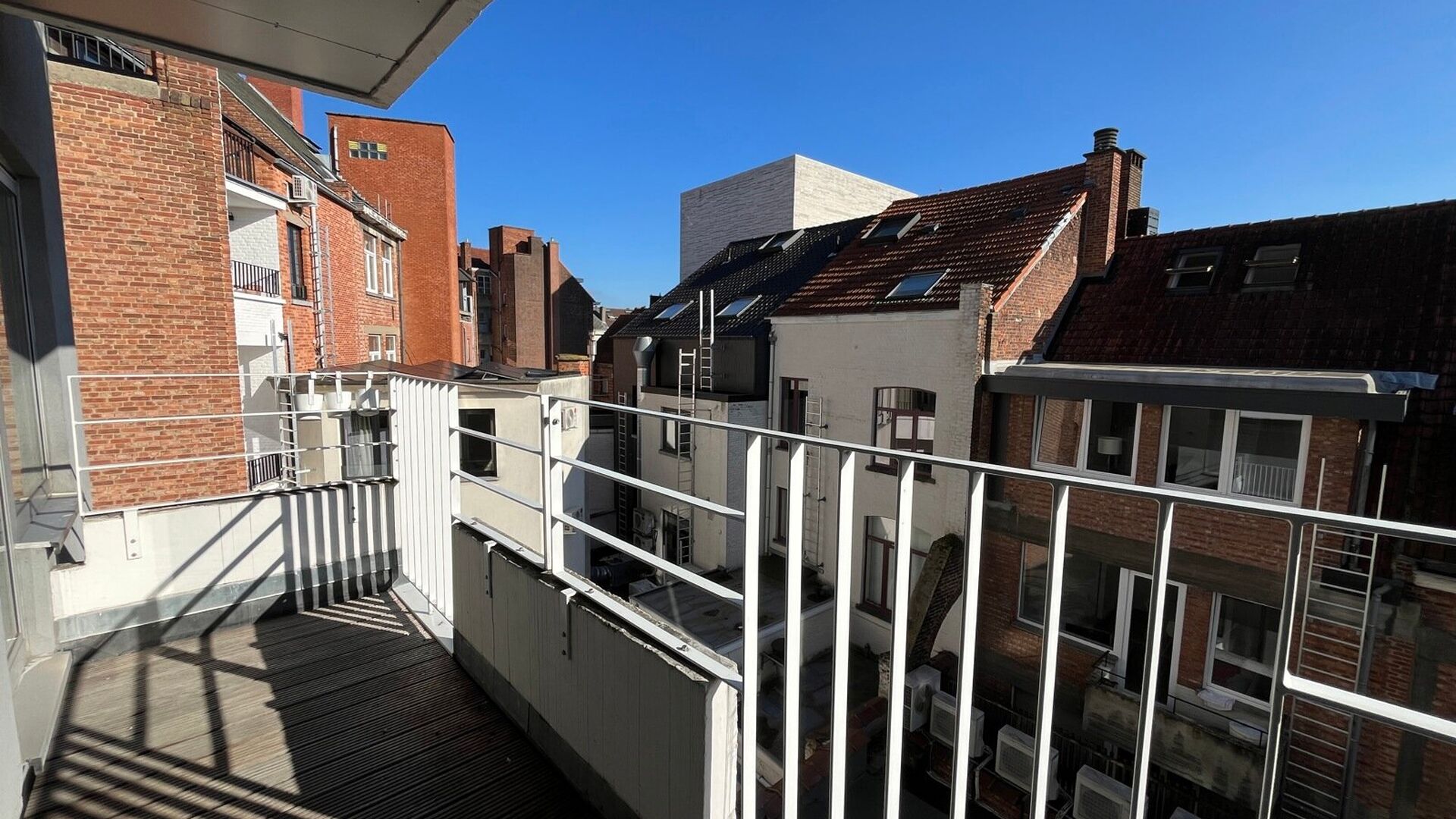 Situé sur la place Rector De Somerplein, l'une des plus belles places de Louvain, l'appartement est situé au troisième étage avec une belle vue sur la place et le grand marché. La propriété dispose d'un espace de vie spacieux, d'une cuisine ouverte