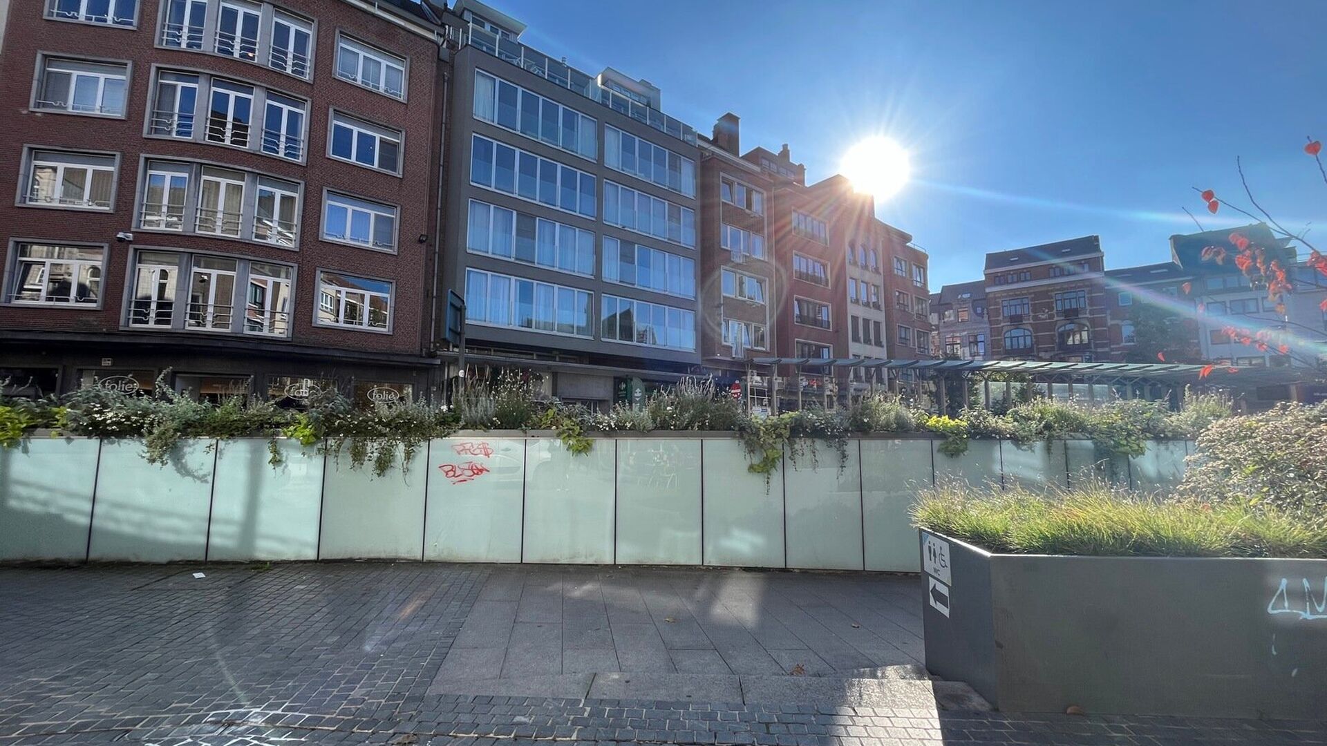 Situé sur la place Rector De Somerplein, l'une des plus belles places de Louvain, l'appartement est situé au troisième étage avec une belle vue sur la place et le grand marché. La propriété dispose d'un espace de vie spacieux, d'une cuisine ouverte