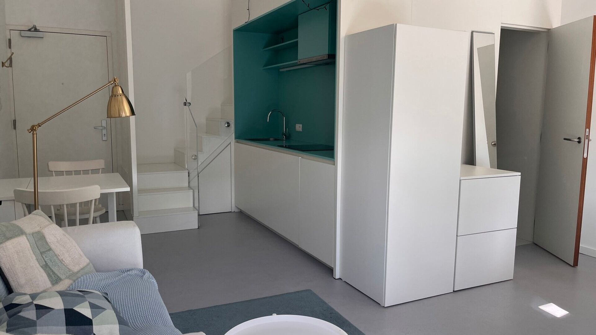 Studio à louer au 6ème étage : Résidence I Love Hungaria : une tour d'appartements moderne et cool sur le Engels Plein dans le nouveau quartier de Louvain sur le Vaartkom. Ce bâtiment est un bel exemple d'architecture innovante.  Le studio est situé