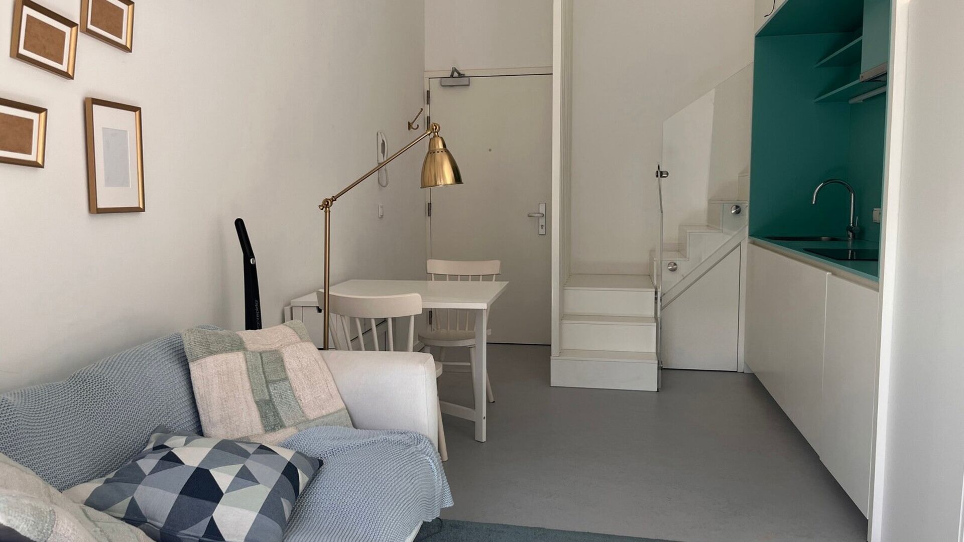 Studio à louer au 6ème étage : Résidence I Love Hungaria : une tour d'appartements moderne et cool sur le Engels Plein dans le nouveau quartier de Louvain sur le Vaartkom. Ce bâtiment est un bel exemple d'architecture innovante.  Le studio est situé