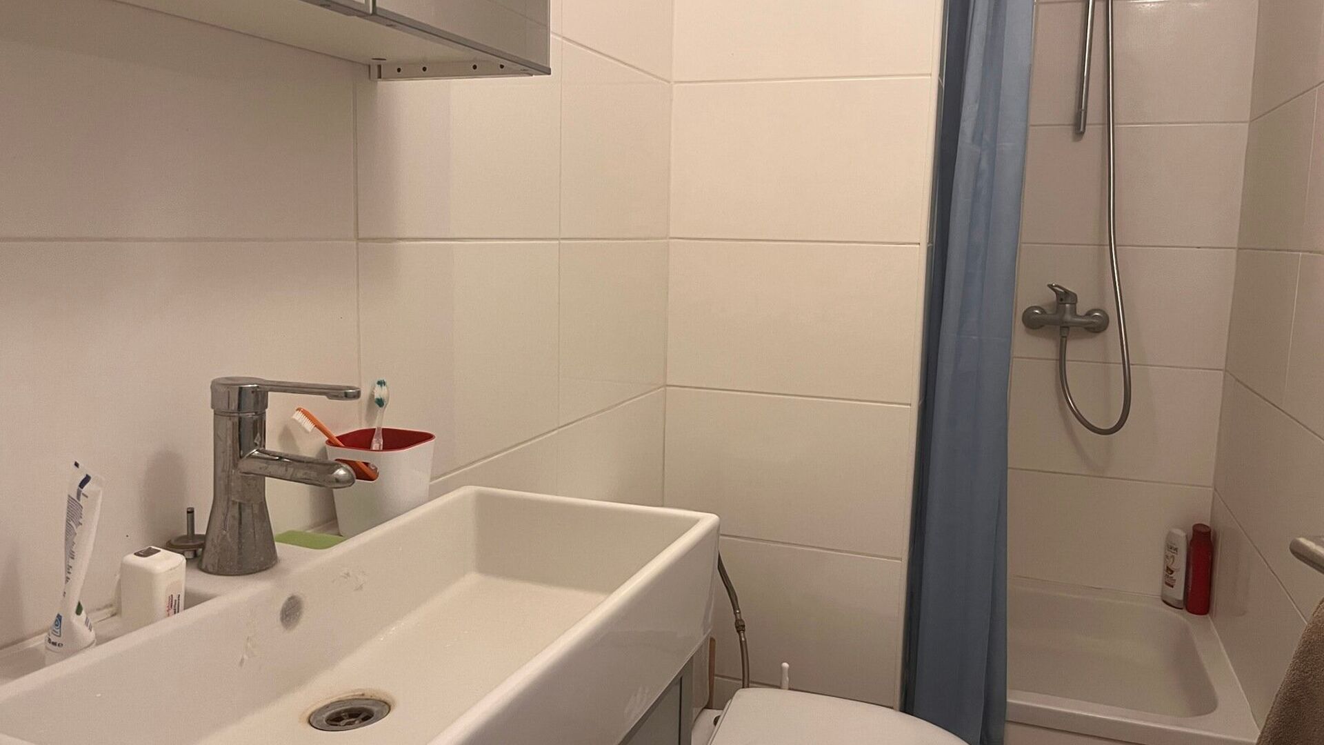 Ce studio est situé dans la Mechelsestraat et offre une belle vue sur la Dijle. Le studio dispose d'une entrée avec placard intégré, d'une salle de bain avec lavabo, toilettes et douche. L'espace salon/couchage est spacieux et lumineux avec un mur de 