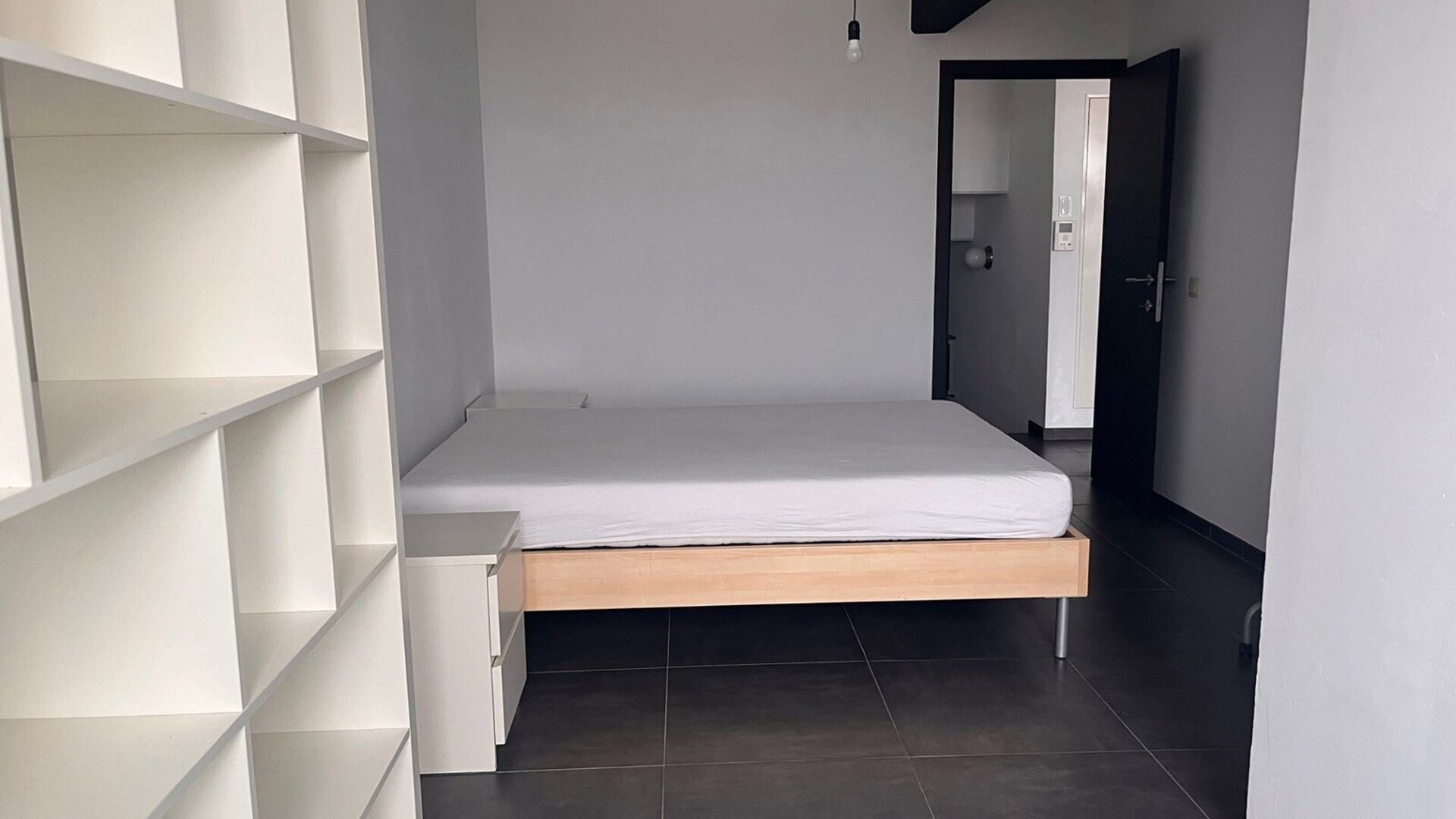 Un appartement bien entretenu et semi-meublé d'une chambre à coucher au deuxième étage, situé à proximité de la gare de Louvain, de la rue commerçante, de l'autostrade,... On entre dans l'appartement par un escalier intérieur. Par le couloir, vou