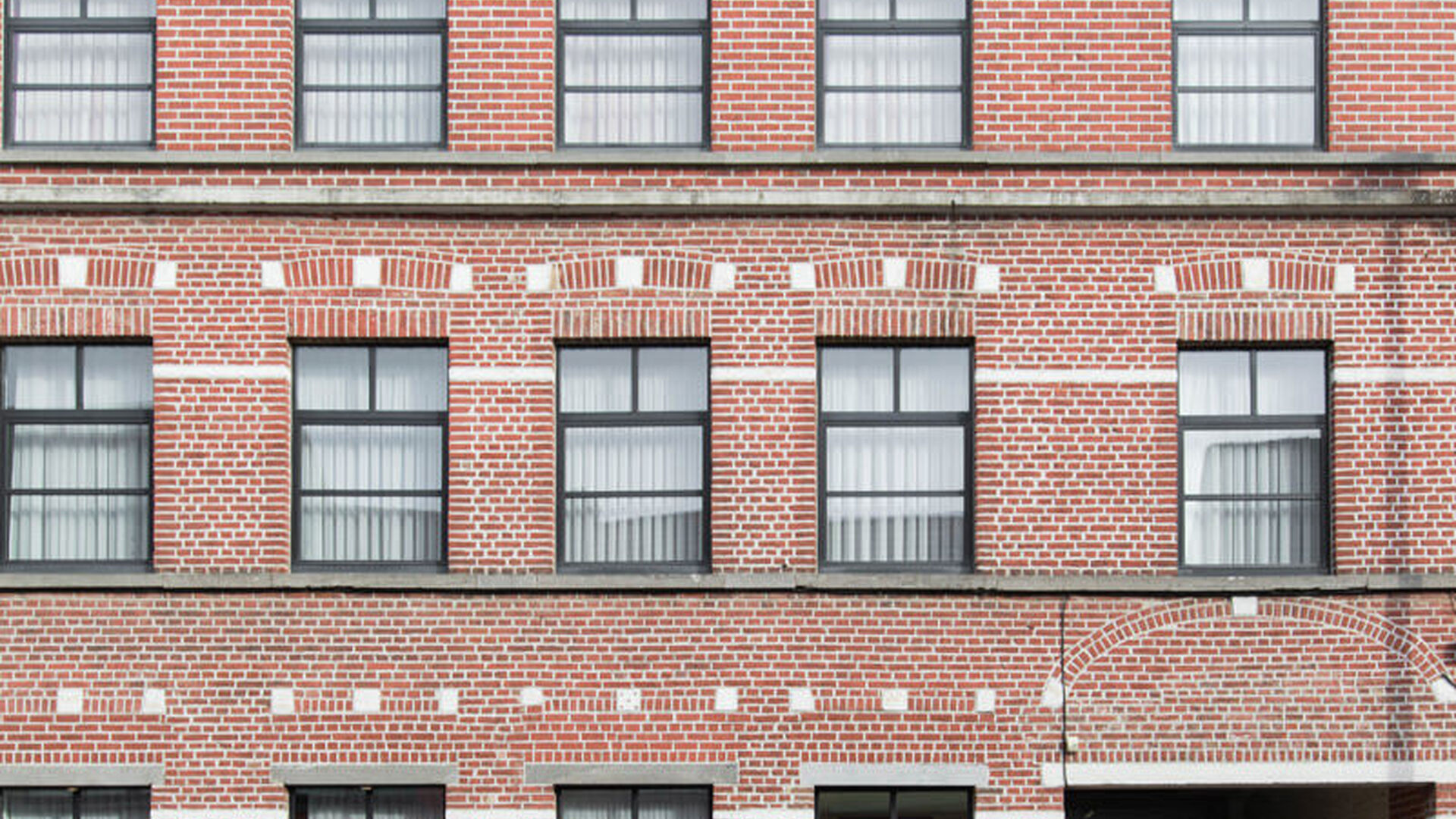 Spacieux et lumineux appartement de 2 chambres au deuxième étage avec terrasse et vue sur la verdure dans la Résidence Armane, comprenant une place de parking. 

Idéalement situé à proximité du centre ville, des grands magasins Gasthuisberg, Imec, 