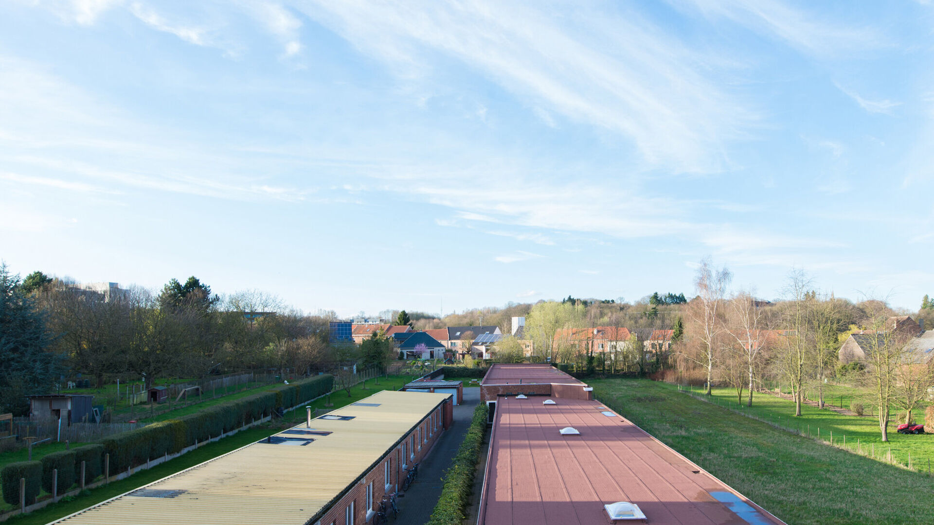 Spacieux et lumineux appartement de 2 chambres au deuxième étage avec terrasse et vue sur la verdure dans la Résidence Armane, comprenant une place de parking. 

Idéalement situé à proximité du centre ville, des grands magasins Gasthuisberg, Imec, 