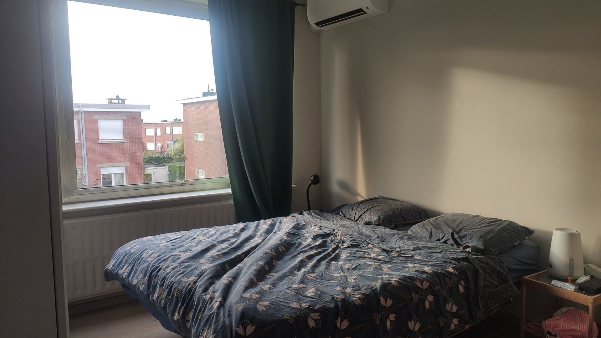 Mooi volledig gerenoveerd appartement te Kessel-Lo met airco!  Omvat inkomhal met vestiairekast, leefruimte met geïnstalleerde keuken  (vaatwas, oven, frigo met diepvries) apart toilet, achteraan 2 ruime slaapkamers voorzien van airconditioning en waarva