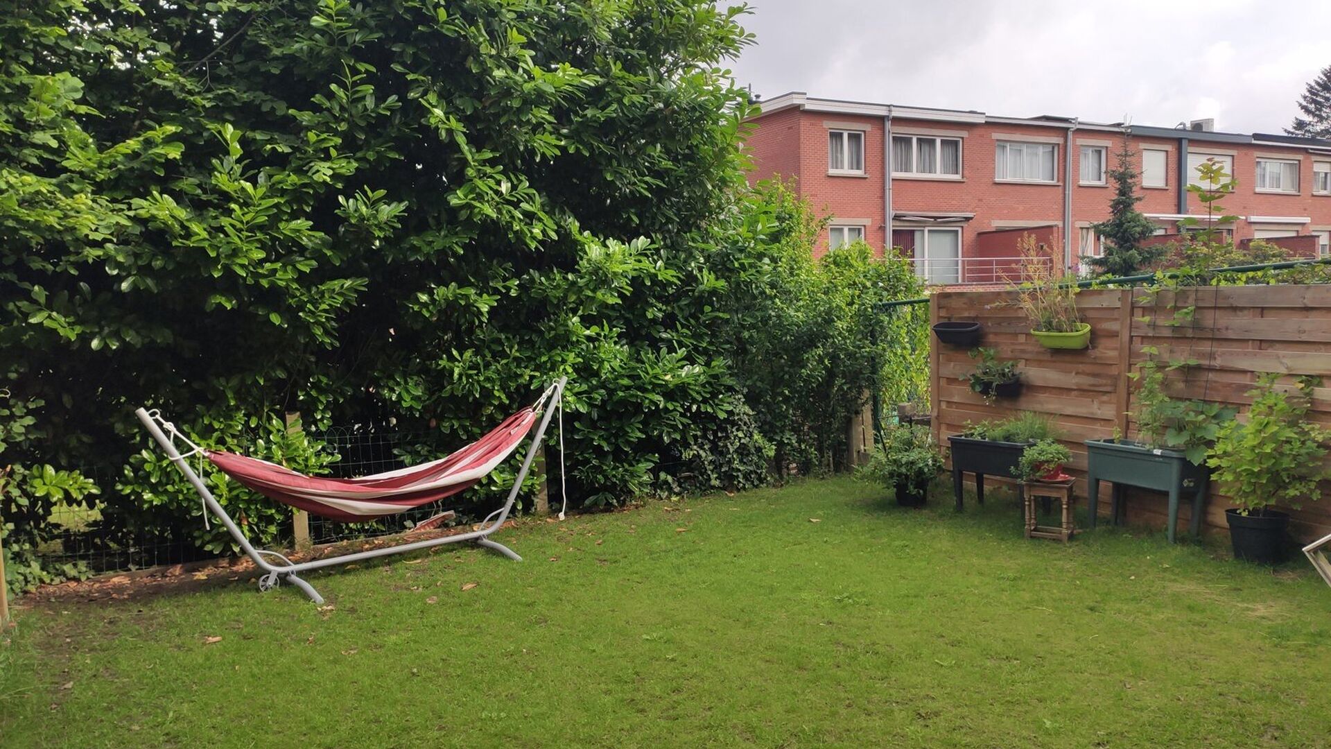 Mooi volledig gerenoveerd appartement te Kessel-Lo met airco!  Omvat inkomhal met vestiairekast, leefruimte met geïnstalleerde keuken  (vaatwas, oven, frigo met diepvries) apart toilet, achteraan 2 ruime slaapkamers voorzien van airconditioning en waarva