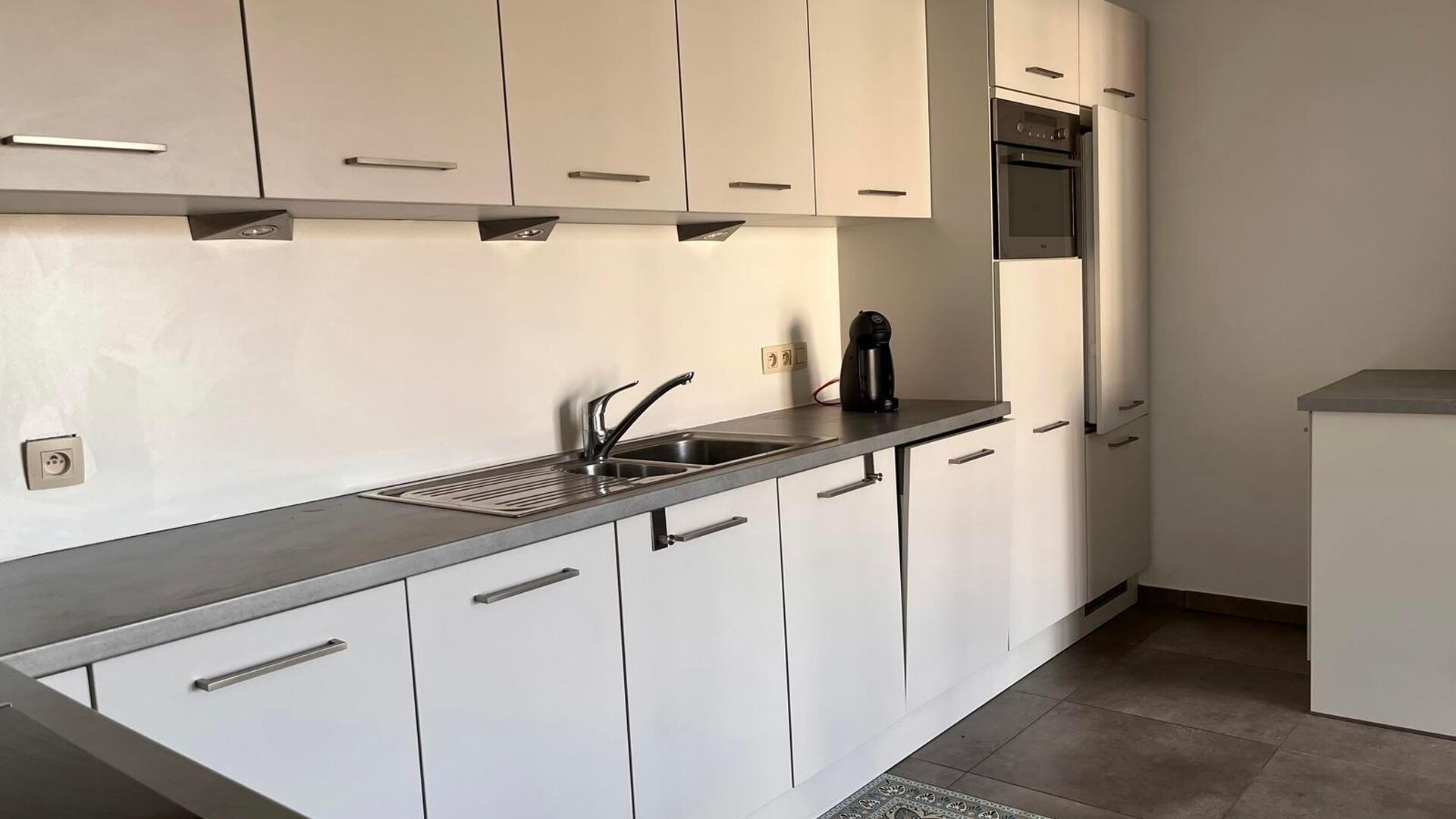 Het appartement is gelegen op Rector De Somerplein en bevindt zich op de derde verdieping met een mooi uitzicht over het plein en de grote markt. Het pand beschikt over een ruime leefruimte, open keuken, berging, inkomhal, apart toilet, badkamer met douch