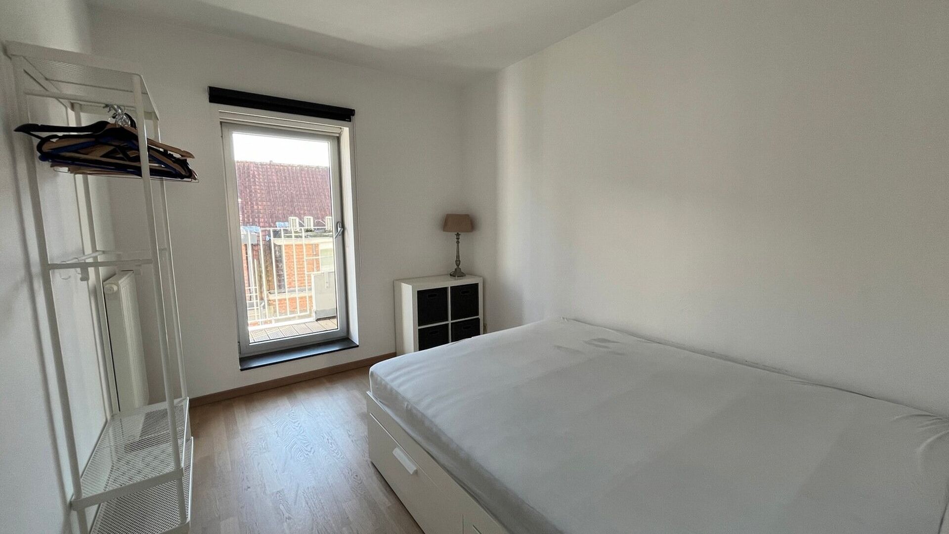 Het appartement is gelegen op Rector De Somerplein en bevindt zich op de derde verdieping met een mooi uitzicht over het plein en de grote markt. Het pand beschikt over een ruime leefruimte, open keuken, berging, inkomhal, apart toilet, badkamer met douch