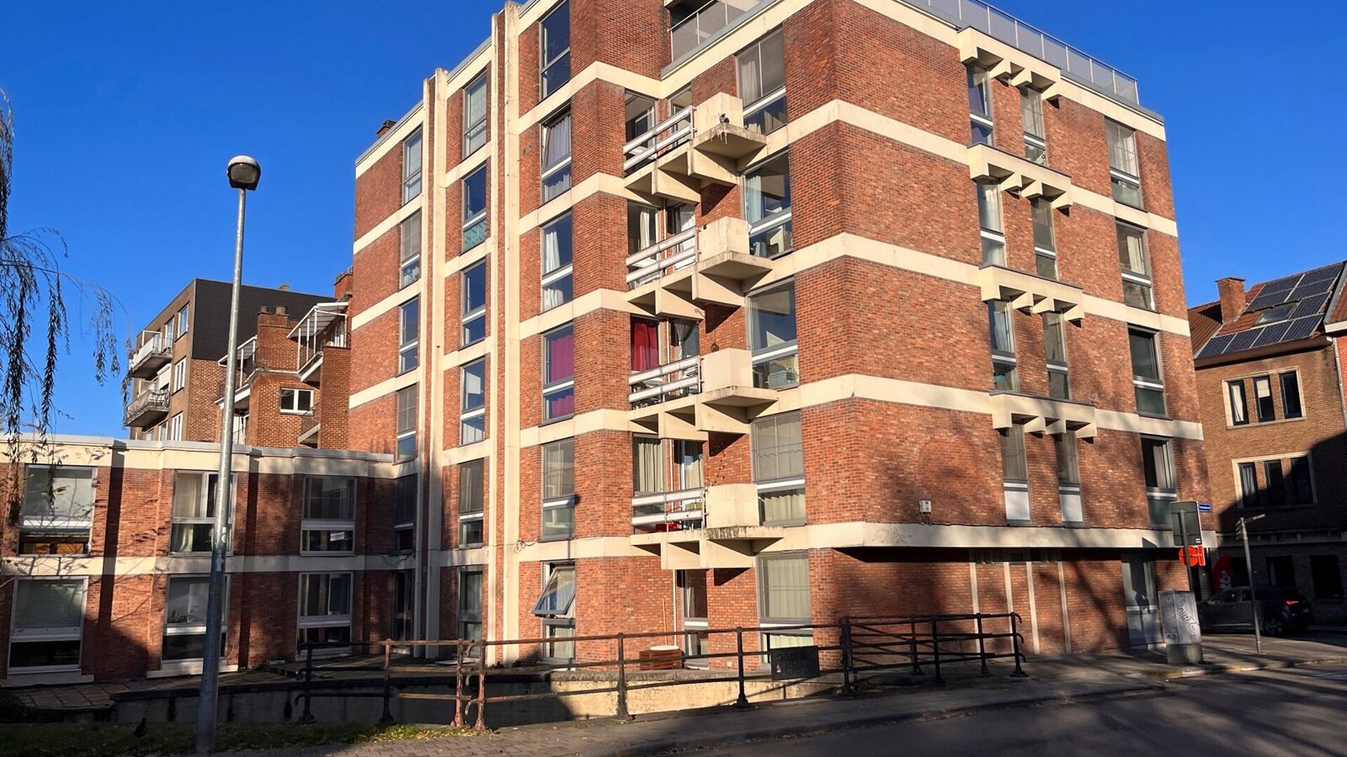 Deze toffe studio is gelegen in de Mechelsestraat met leuk groen uitzicht over de Dijle. De studio heeft een inkom met ingebouwde kast, badkamer met met lavabo, toilet en douche. De leef/slaapruimte is ruim en lichtrijk met keukenwand. Groot raam met vlie