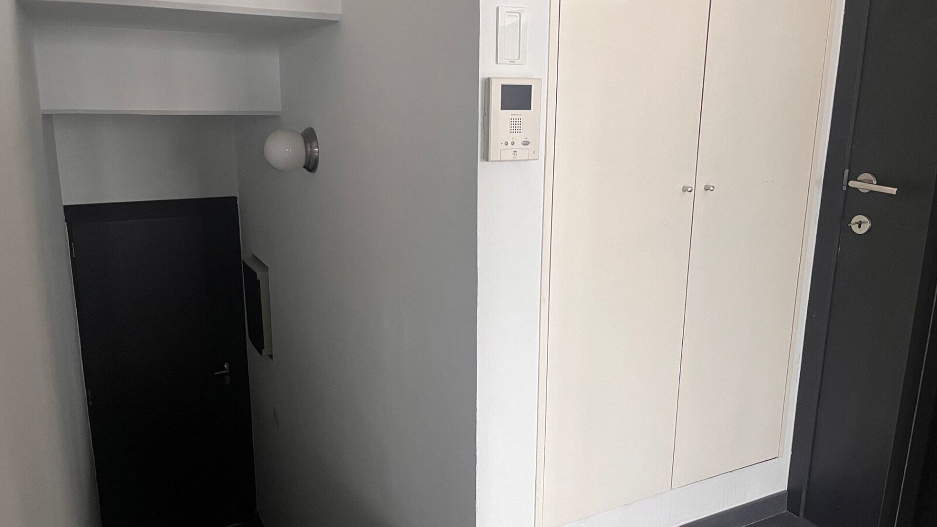 Een goed onderhouden semi-gemeubeld 1 slaapkamer appartement op de tweede verdieping, gelegen vlakbij het station van Leuven, de winkelstraat, autostrade,... Men betreedt het appartement via een interne trap.  Via de gang kom je vooraan terecht in de leef