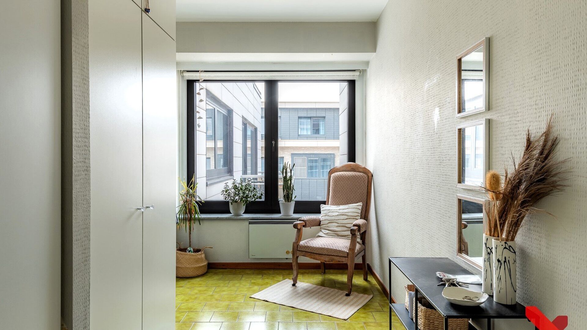 Ontdek dit prachtige appartement op de vierde verdieping, gelegen in het hart van Leuven. Dit lichte en gezellige appartement biedt een harmonieuze combinatie van ruimte, comfort en een schitterend uitzicht over de stad.



Beschrijving van het appartemen