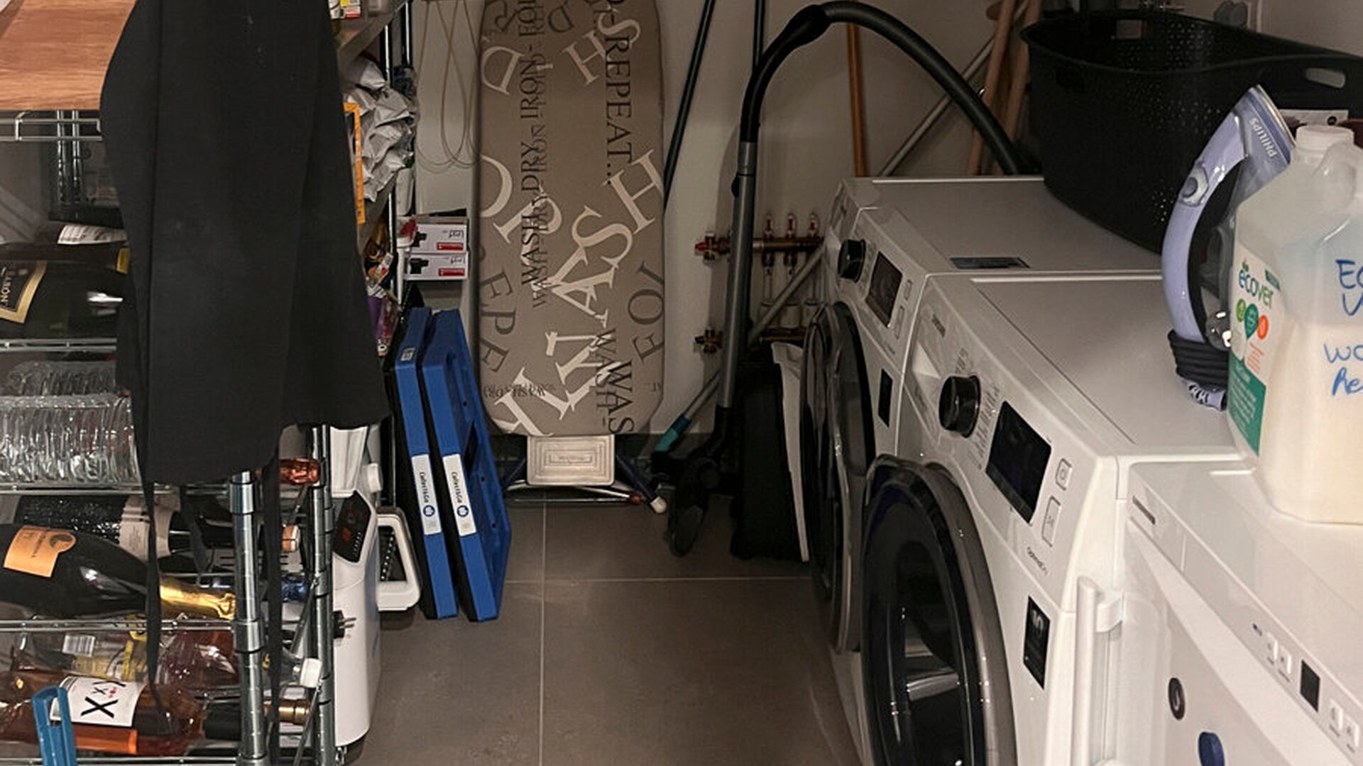 Dit stijlvolle en hoogwaardig afgewerkte gelijkvloers appartement bevindt zich in een rustige, kleinschalige residentie en is ideaal gelegen aan de achterkant van het gebouw. De toegang is mogelijk via de hoofdingang aan de Milseweg, de ondergrondse parke