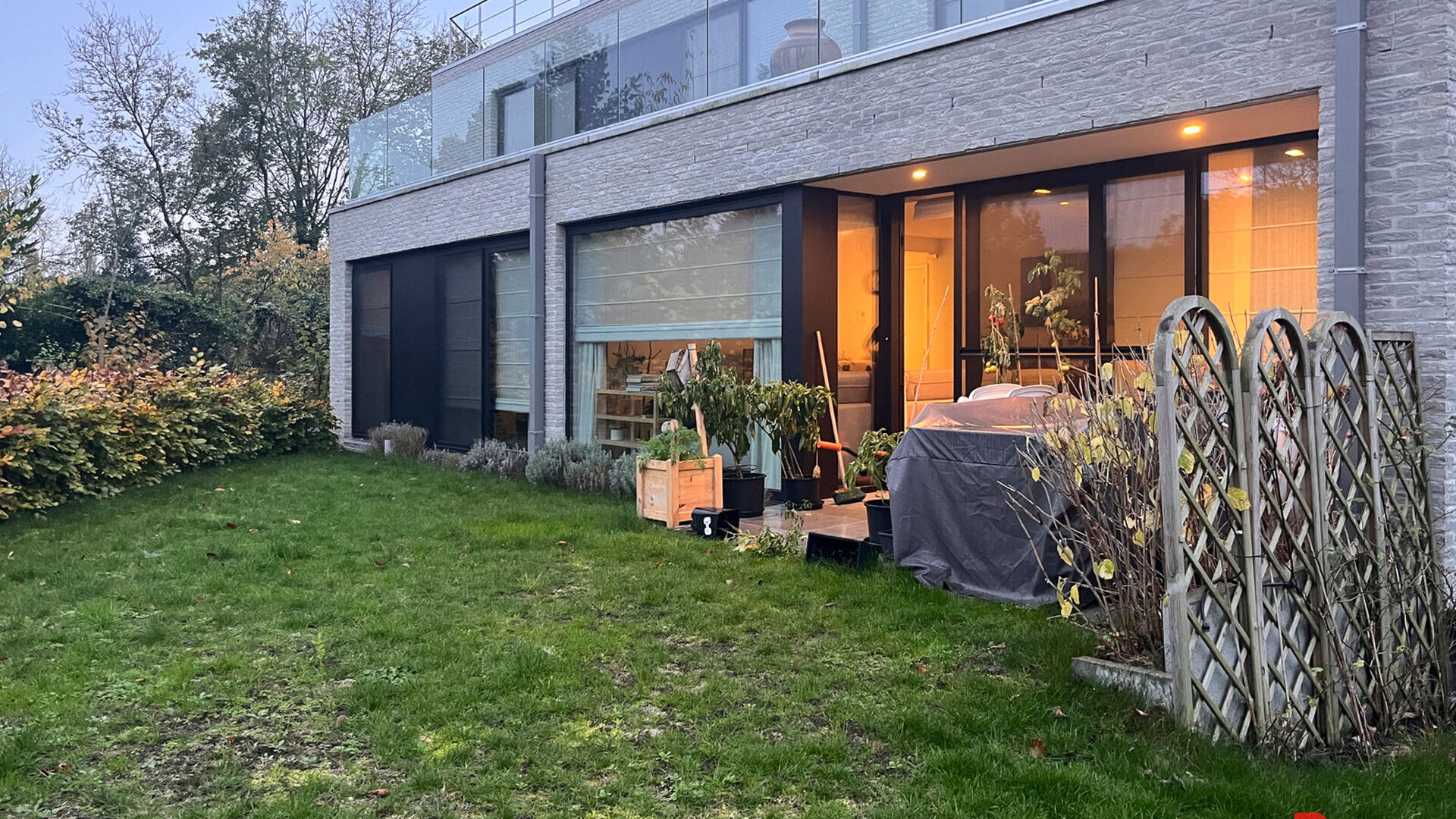 Dit stijlvolle en hoogwaardig afgewerkte gelijkvloers appartement bevindt zich in een rustige, kleinschalige residentie en is ideaal gelegen aan de achterkant van het gebouw. De toegang is mogelijk via de hoofdingang aan de Milseweg, de ondergrondse parke