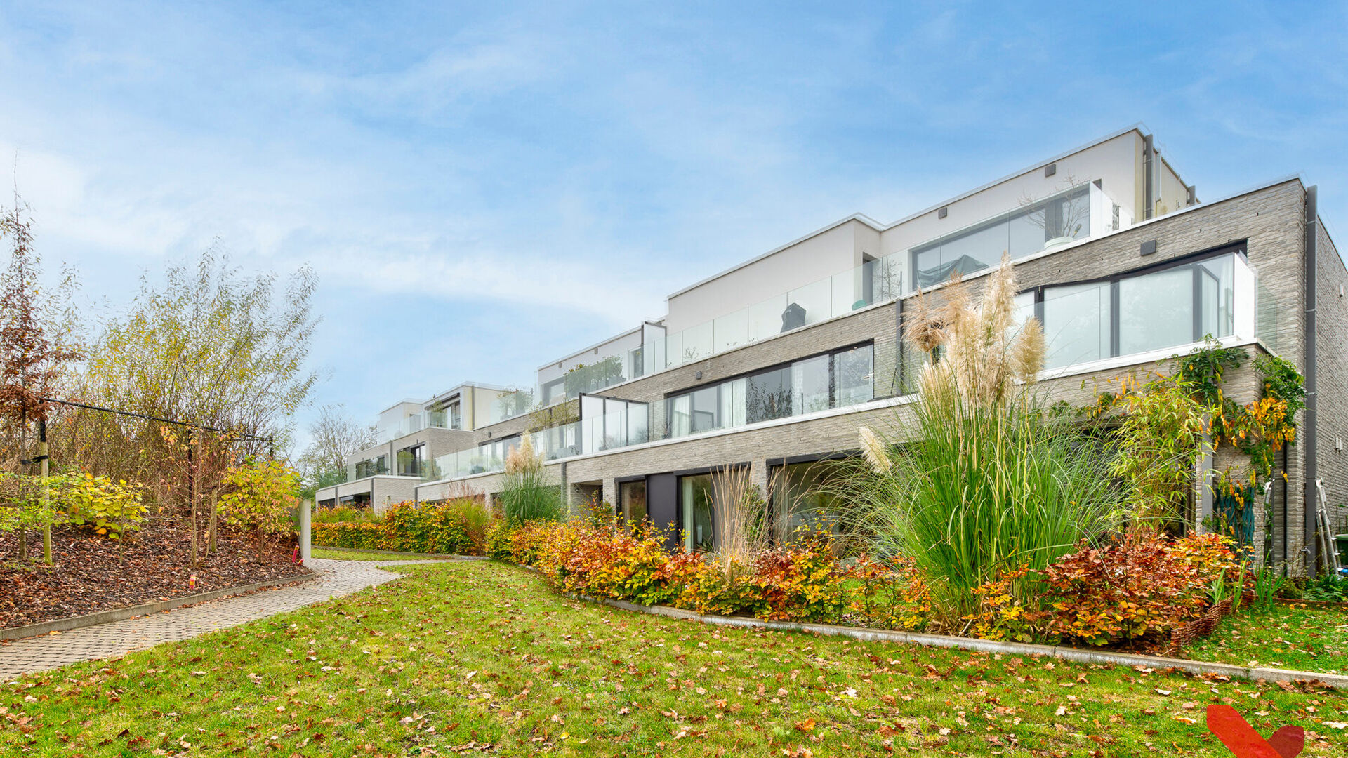 Dit stijlvolle en hoogwaardig afgewerkte gelijkvloers appartement bevindt zich in een rustige, kleinschalige residentie en is ideaal gelegen aan de achterkant van het gebouw. De toegang is mogelijk via de hoofdingang aan de Milseweg, de ondergrondse parke