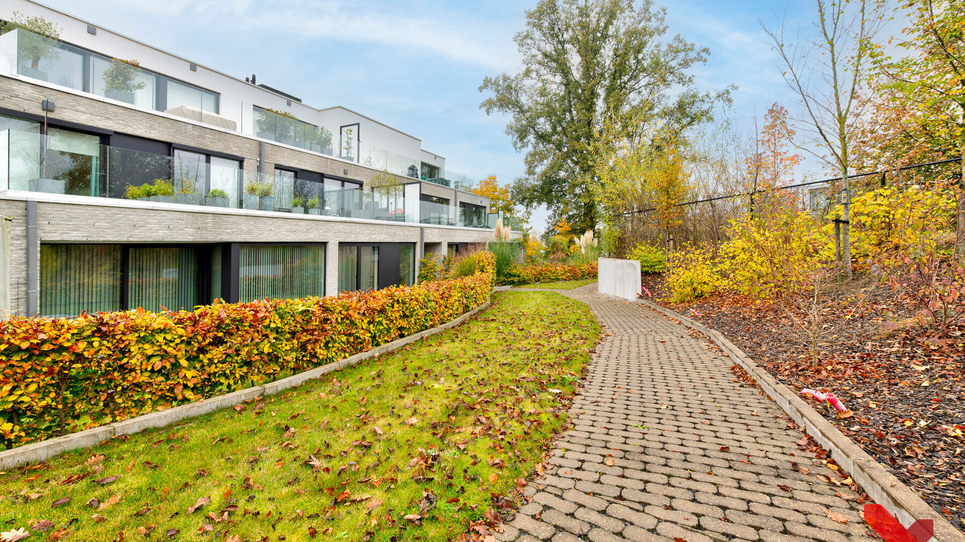 Dit stijlvolle en hoogwaardig afgewerkte gelijkvloers appartement bevindt zich in een rustige, kleinschalige residentie en is ideaal gelegen aan de achterkant van het gebouw. De toegang is mogelijk via de hoofdingang aan de Milseweg, de ondergrondse parke