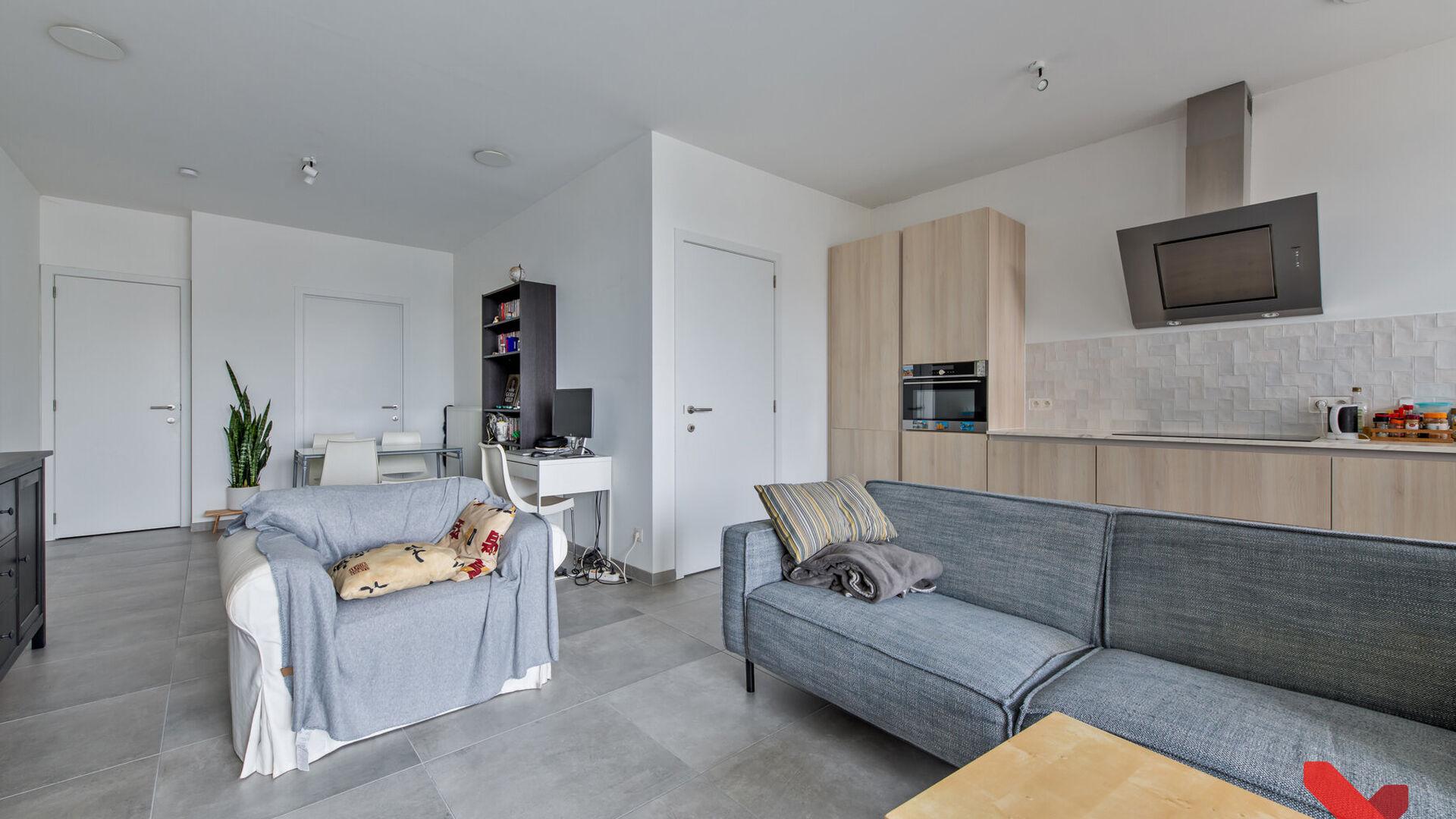 Ben je op zoek naar een modern, instapklaar appartement op een rustige en toch centrale locatie? Dit recente pareltje van 71m² (cfr EPB) uit 2019 in het hart van Rotselaar heeft alles in huis om jouw nieuwe thuis te worden. Kom binnen, laat je verrassen 