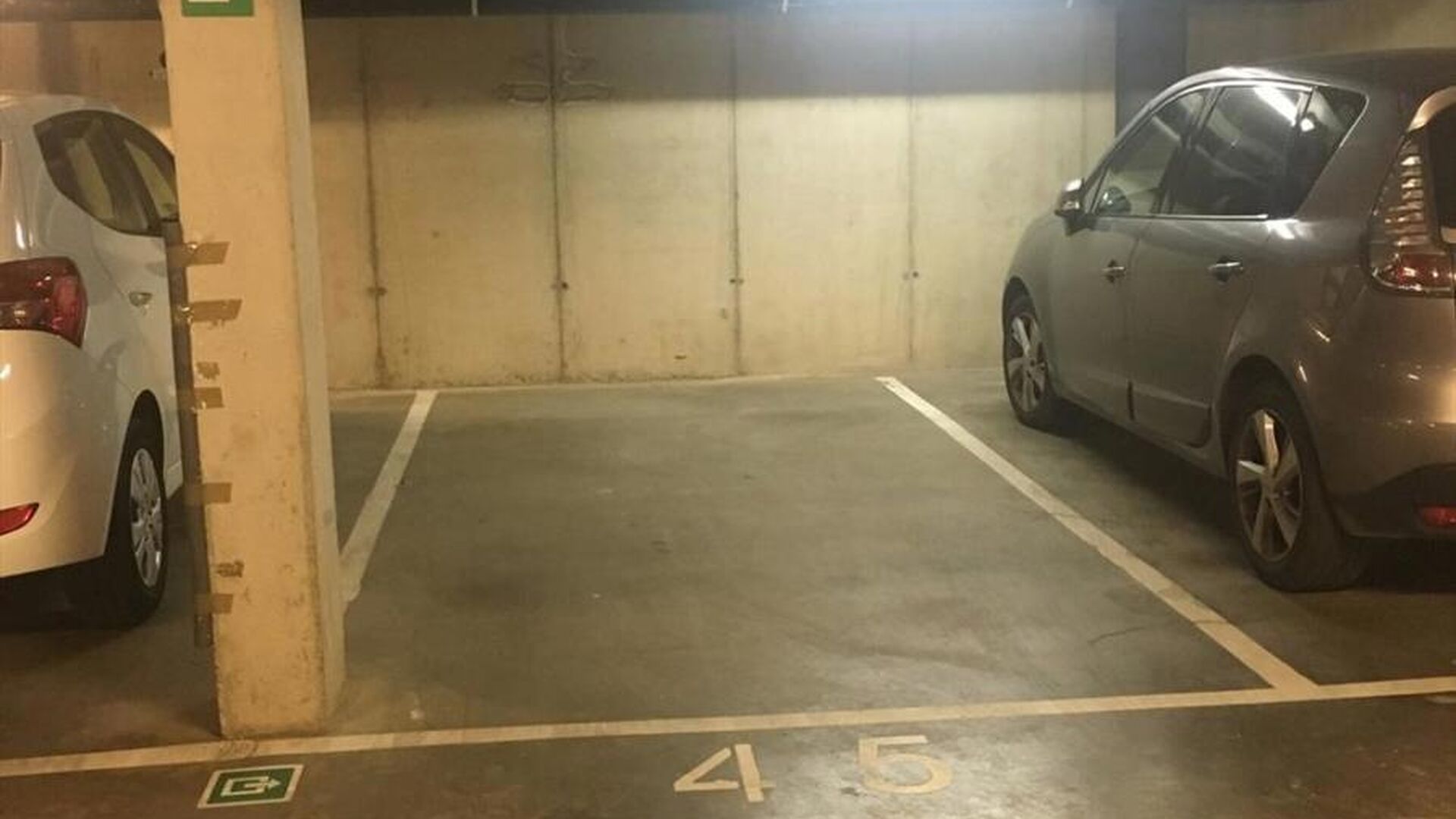 Ruime ondergrondse autostaanplaats te koop in Residentie Cartijnenveld gelegen op een gunstige locatie in het centrum van Leuven, in de ondergrondse parkeerruimte van de voormalige Rijkswachtskazerne op niveau -1. Toegang is via Dagobertstraat en heeft ee