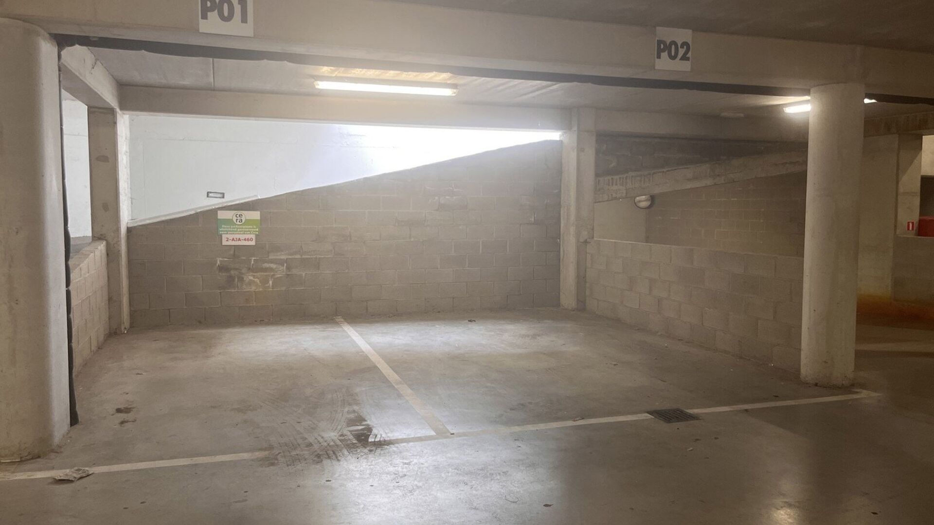 Onder de nieuwe studentenresidentie 'Ramberghof' verkopen we een brede vlot inrijdbare autostaanplaats. Auto veilig parkeren in de binnenstad of gewoon uw eigen parkeerplaats vlak aan het centrum?   Prijs 47.500 € op niveau -1.