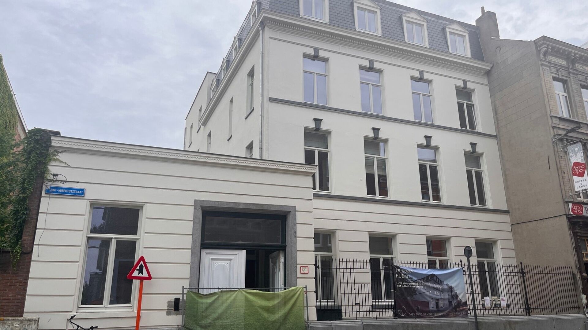 Située dans la Sint-Hubertusstraat, à proximité de Gasthuisberg et de Kruidtuin, dans le centre de Louvain, cette propriété est chargée d'histoire. Ancienne remise, elle présente aujourd'hui ses caractéristiques authentiques dans un état restaur