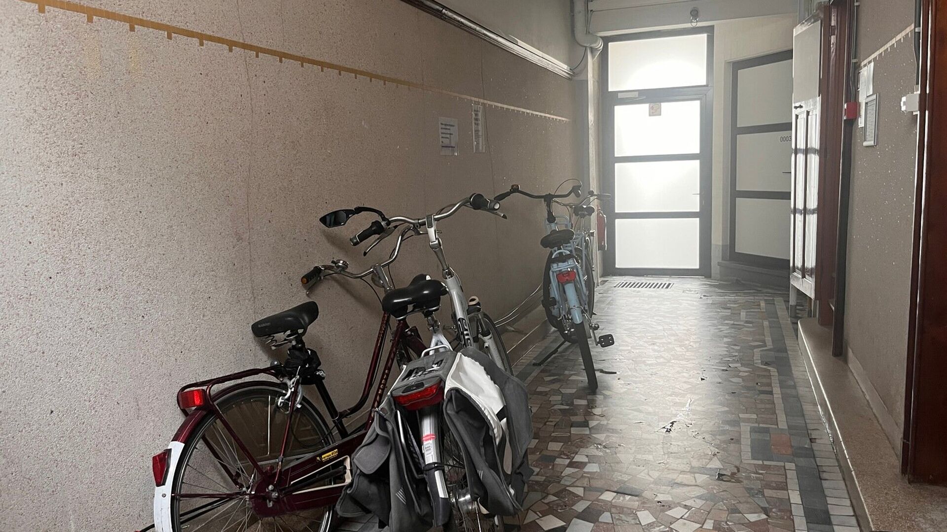 Cette charmante résidence d'étudiants est située au centre et au calme dans la Bogaardenstraat. Vous pouvez garer votre vélo dans le large couloir d'entrée. La dernière chambre encore disponible se trouve au deuxième étage, à l'avant (490 € + 5