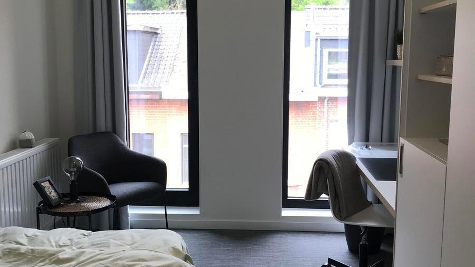 Chambres d'étudiants situées dans la résidence d'étudiants ACE au 266 Ridderstraat. Cette chambre dispose de sa propre salle de bain et est meublée d'un lit, d'un bureau, d'une étagère, d'une armoire et d'un réfrigérateur. Chaque couloir dispose 