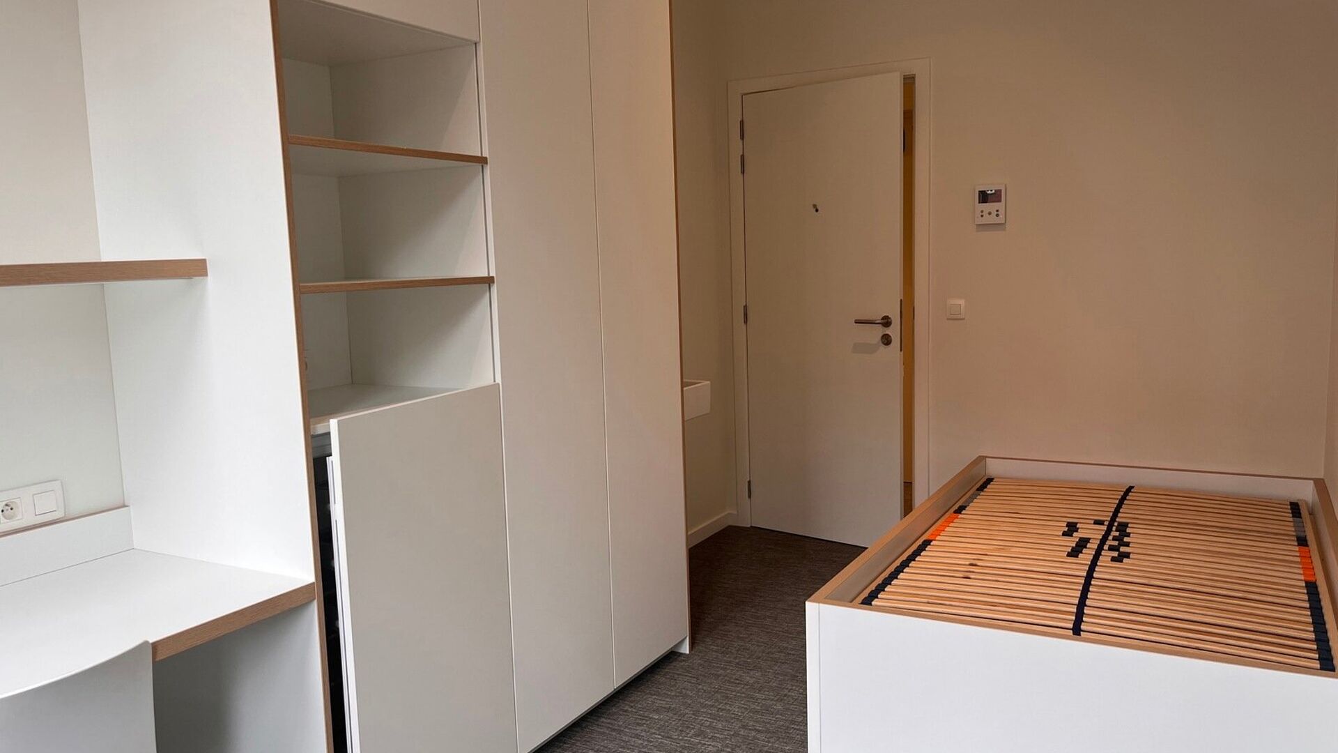 Dernière chambre avec salle de bain commune disponible dans la Résidence ACE, Fonteinstraat 12B. Cette chambre dispose de tout le confort moderne : interphone, réfrigérateur privé, mobilier moderne, lavabo privé dans la chambre, rideaux et éclairag