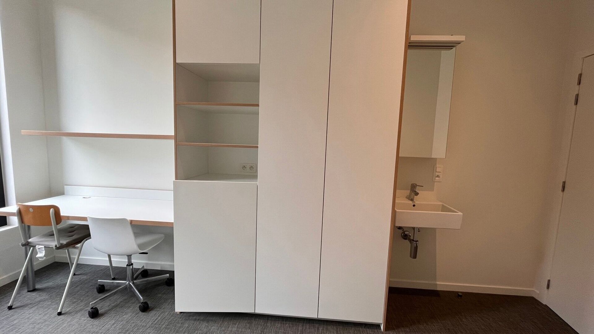 Dernière chambre avec salle de bain commune disponible dans la Résidence ACE, Fonteinstraat 12B. Cette chambre dispose de tout le confort moderne : interphone, réfrigérateur privé, mobilier moderne, lavabo privé dans la chambre, rideaux et éclairag