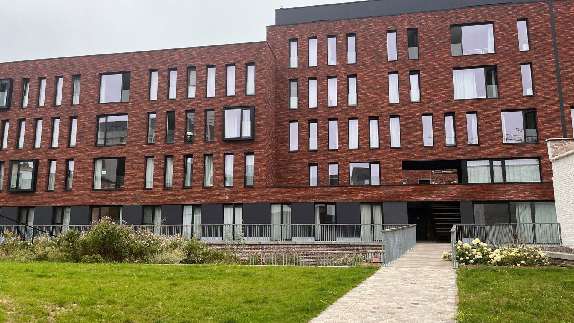 Chambres d'étudiants situées dans la résidence d'étudiants ACE au 266 Ridderstraat. Cette chambre dispose de sa propre salle de bain et est meublée d'un lit, d'un bureau, d'une étagère, d'une armoire et d'un réfrigérateur. Chaque couloir dispose 