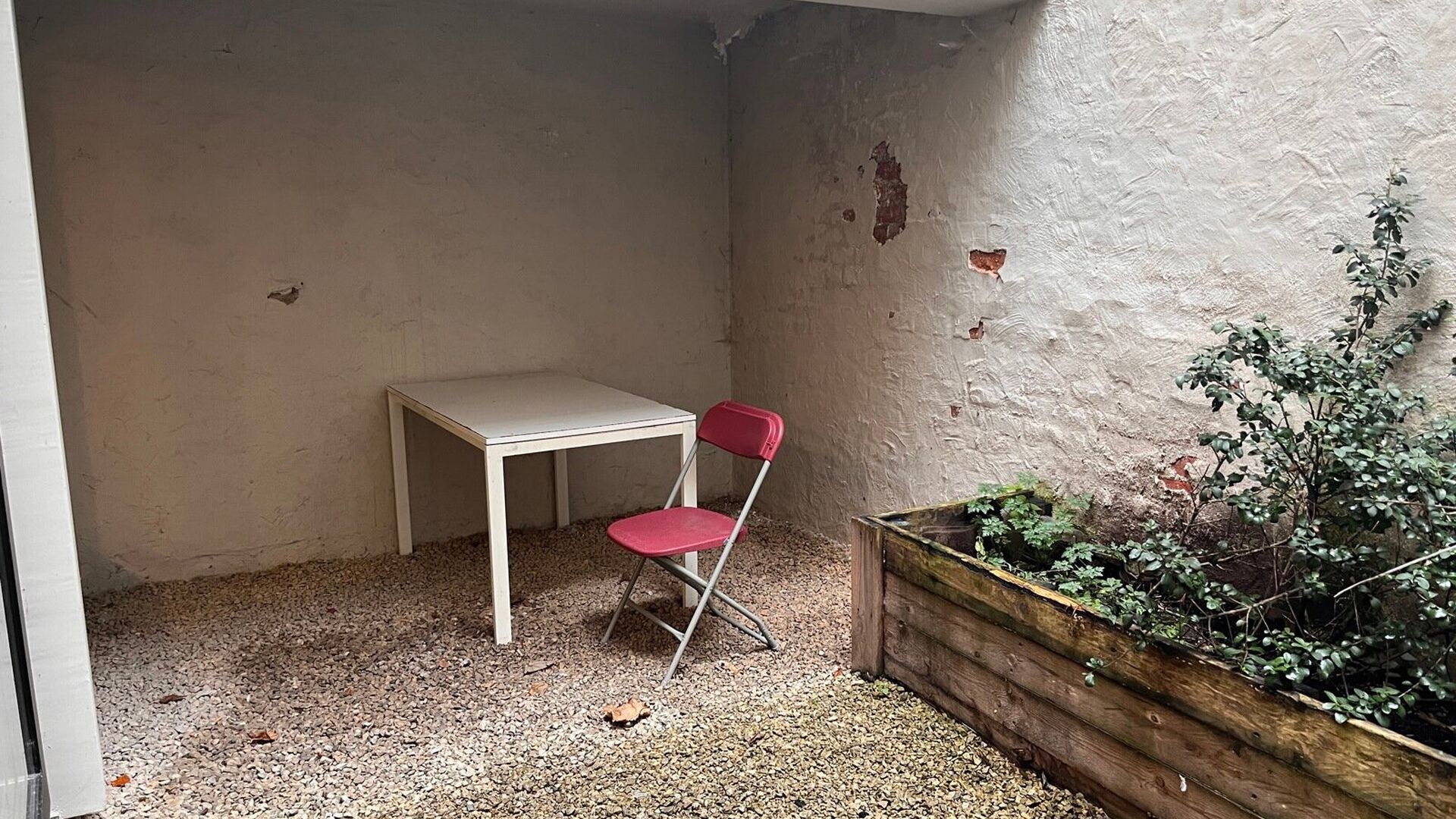 Chambre d'étudiant cool dans la Résidence Central Park, située au quatrième et plus haut étage à l'arrière avec vue sur le parc. La chambre est meublée d'une armoire, d'une baignoire, d'un bureau, d'une chaise et possède son propre réfrigérateu