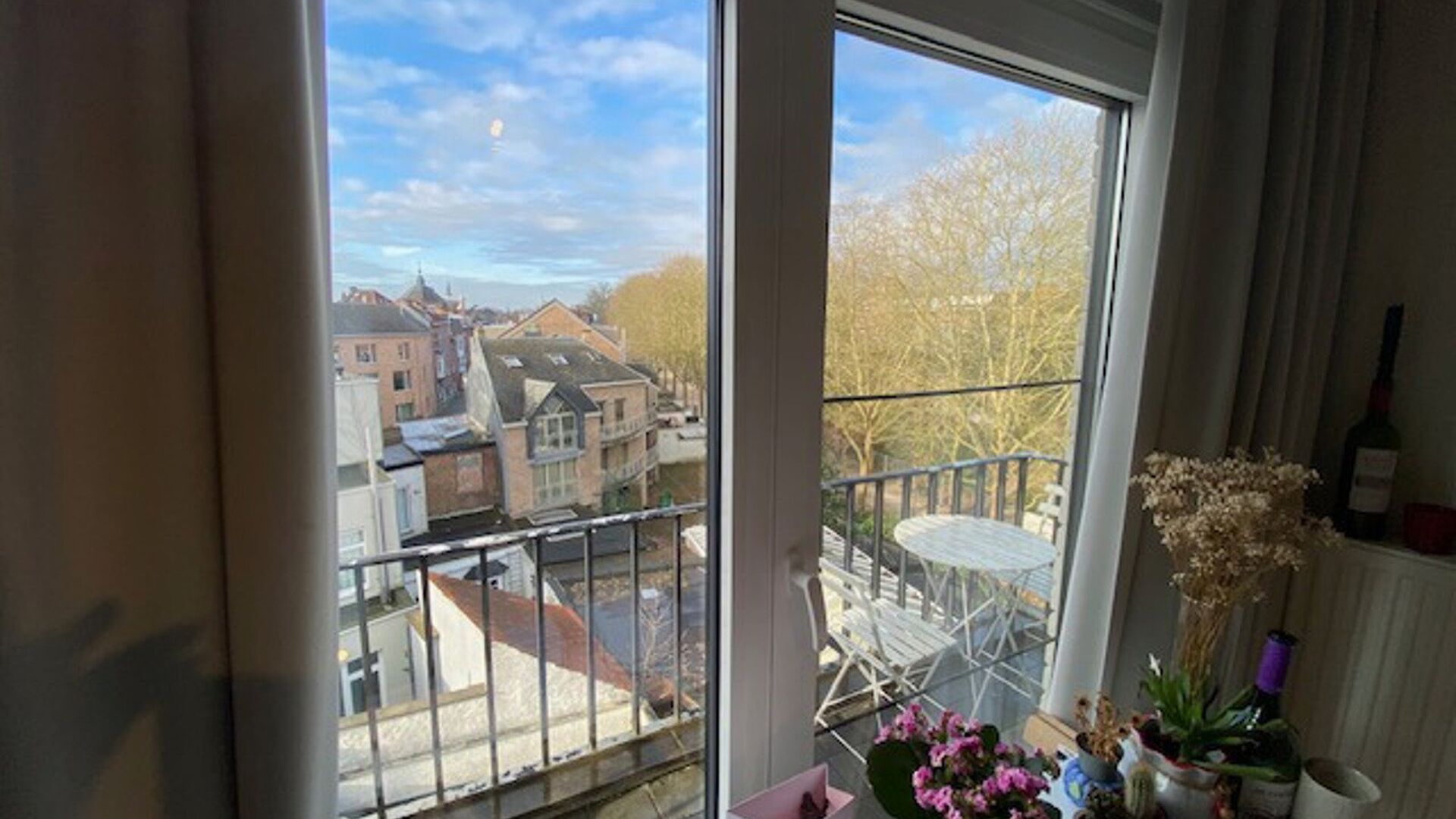 Chambre d'étudiant cool dans la Résidence Central Park, située au quatrième et plus haut étage à l'arrière avec vue sur le parc. La chambre est meublée d'une armoire, d'une baignoire, d'un bureau, d'une chaise et possède son propre réfrigérateu