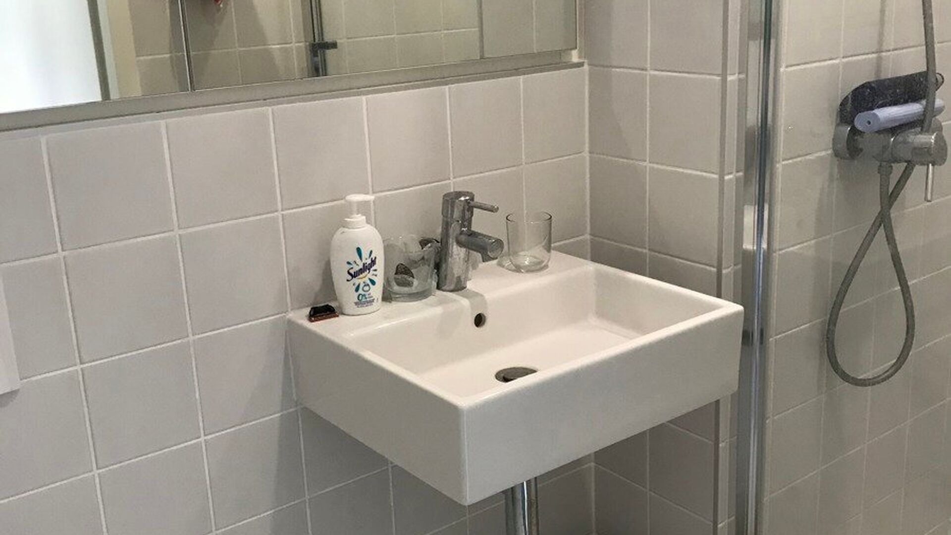 Chambres d'étudiants situées dans la résidence d'étudiants ACE au 266 Ridderstraat. Cette chambre dispose de sa propre salle de bain et est meublée d'un lit, d'un bureau, d'une étagère, d'une armoire et d'un réfrigérateur. Chaque couloir dispose 