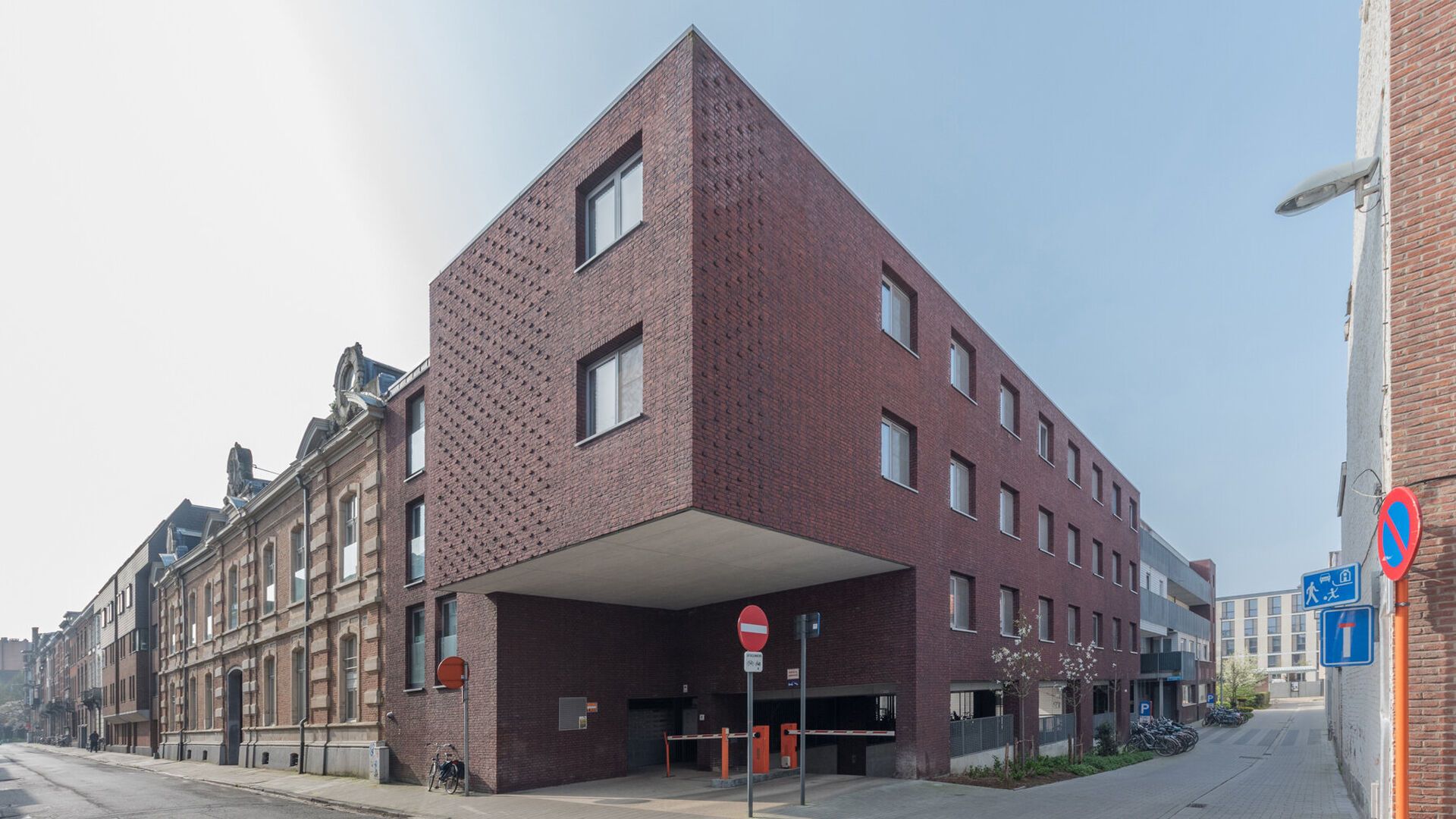 Centrally located underground garage box on floor -2 in the Residence Cartijnenveld. Access via Dagoberstraat and this box has a lockable rolling door. The box is immediately available, rent is 130€/month. (also for sale)