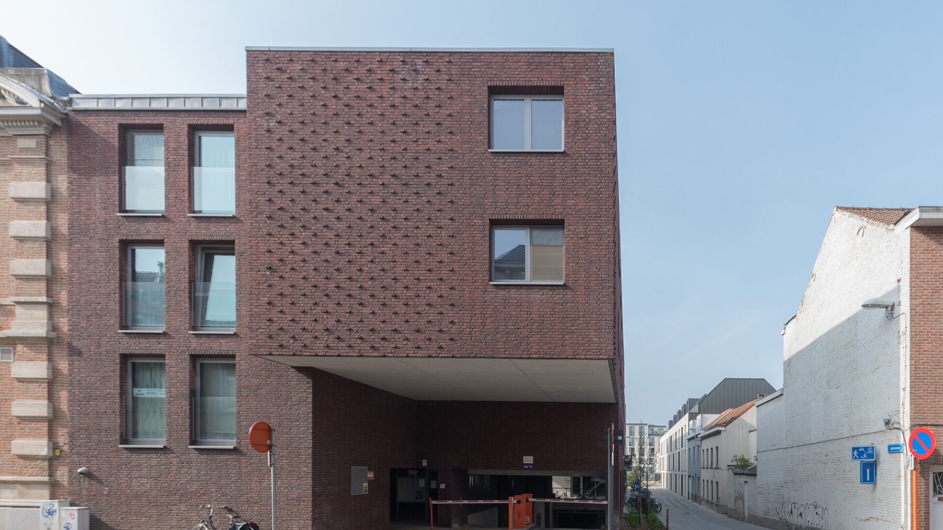 Centrally located underground garage box on floor -2 in the Residence Cartijnenveld. Access via Dagoberstraat and this box has a lockable rolling door. The box is immediately available, rent is 130€/month. (also for sale)