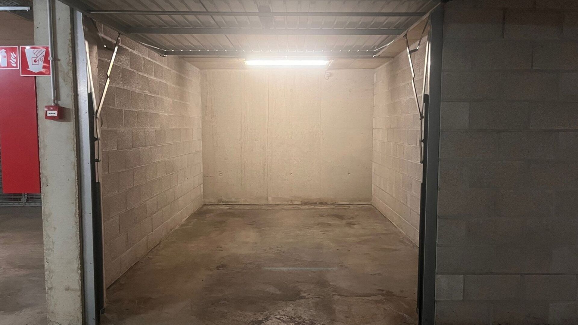 Centrally located underground garage box on floor -2 in the Residence Cartijnenveld. Access via Dagoberstraat and this box has a lockable rolling door. The box is immediately available, rent is 130€/month. (also for sale)