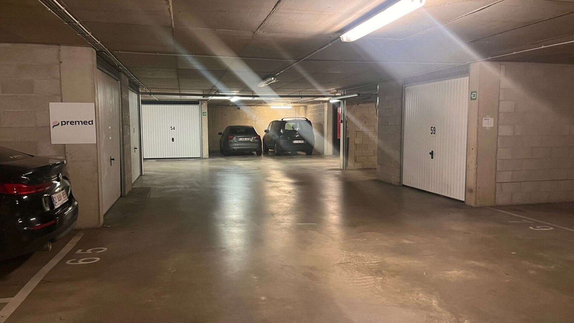 Centrally located underground garage box on floor -2 in the Residence Cartijnenveld. Access via Dagoberstraat and this box has a lockable rolling door. The box is immediately available, rent is 130€/month. (also for sale)