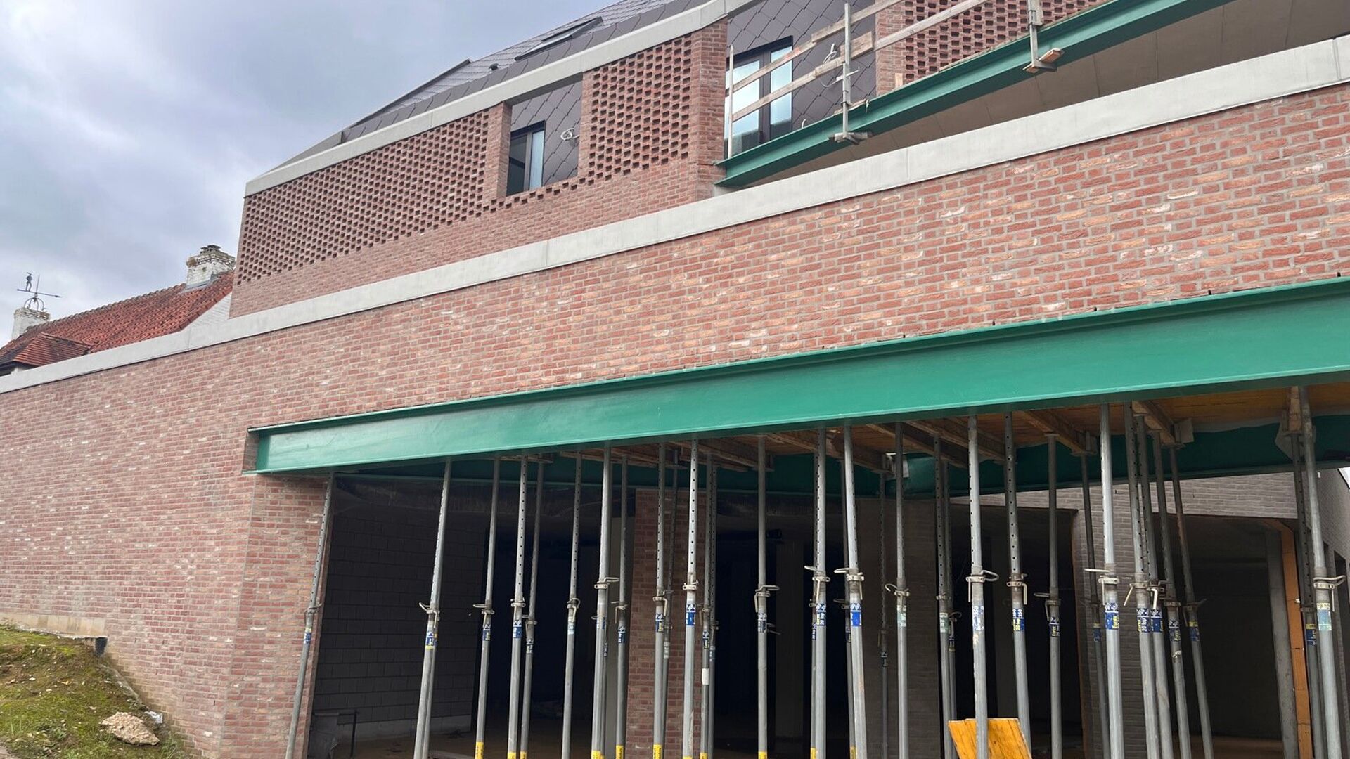 Are you looking for a modern, perfectly located commercial space for your business? This newly constructed building in Heverlee offers everything you need to develop your business successfully. Situated on the strategically important Celestijnenlaan, clos