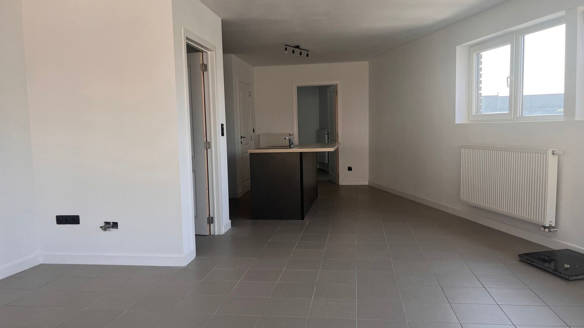 Cet appartement en duplex est situé dans une maison d'angle et comprend le premier et le deuxième étage. Le premier étage comprend un hall d'entrée avec des toilettes séparées, un espace de vie très lumineux avec une cuisine ouverte et une pièce 