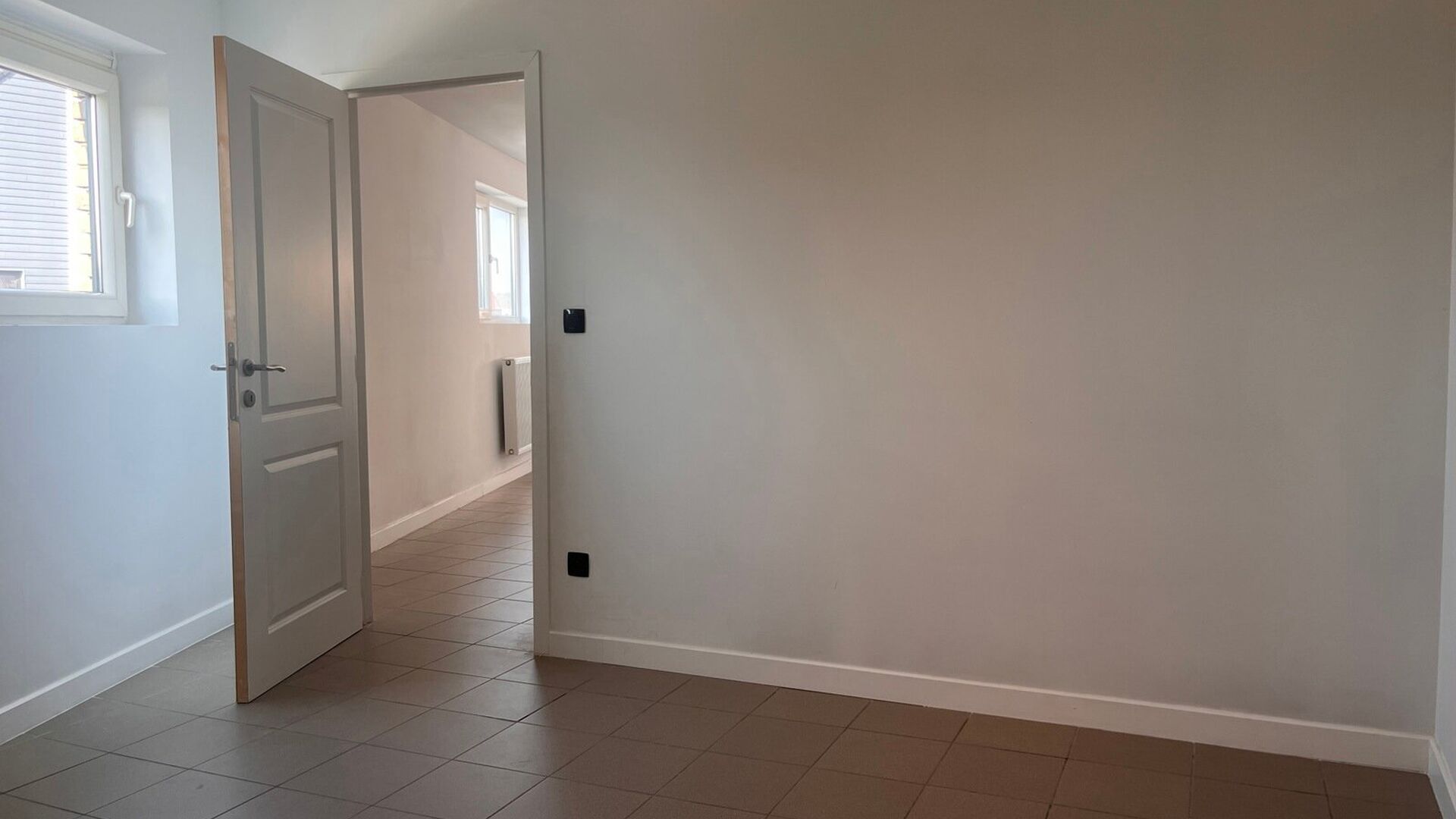 Cet appartement en duplex est situé dans une maison d'angle et comprend le premier et le deuxième étage. Le premier étage comprend un hall d'entrée avec des toilettes séparées, un espace de vie très lumineux avec une cuisine ouverte et une pièce 