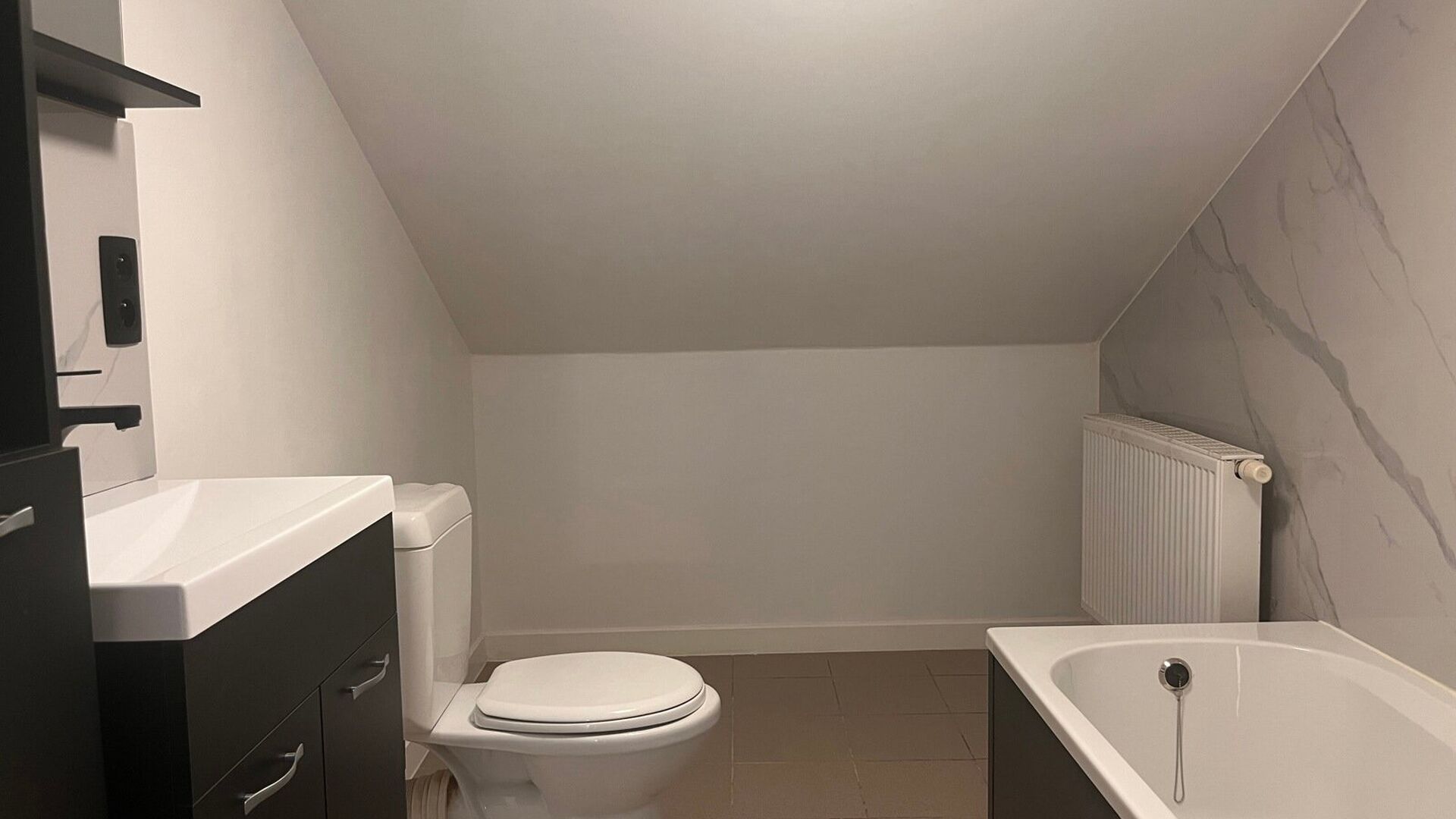 Cet appartement en duplex est situé dans une maison d'angle et comprend le premier et le deuxième étage. Le premier étage comprend un hall d'entrée avec des toilettes séparées, un espace de vie très lumineux avec une cuisine ouverte et une pièce 