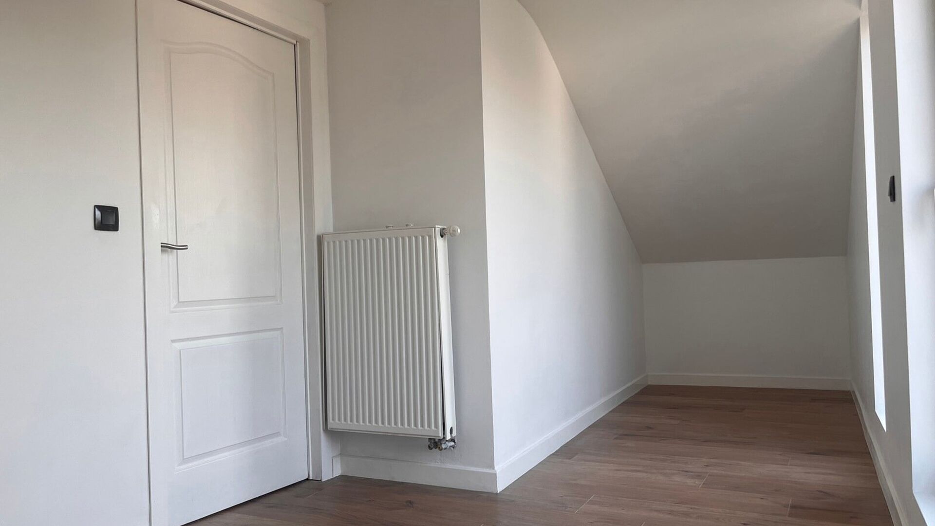 Cet appartement en duplex est situé dans une maison d'angle et comprend le premier et le deuxième étage. Le premier étage comprend un hall d'entrée avec des toilettes séparées, un espace de vie très lumineux avec une cuisine ouverte et une pièce 